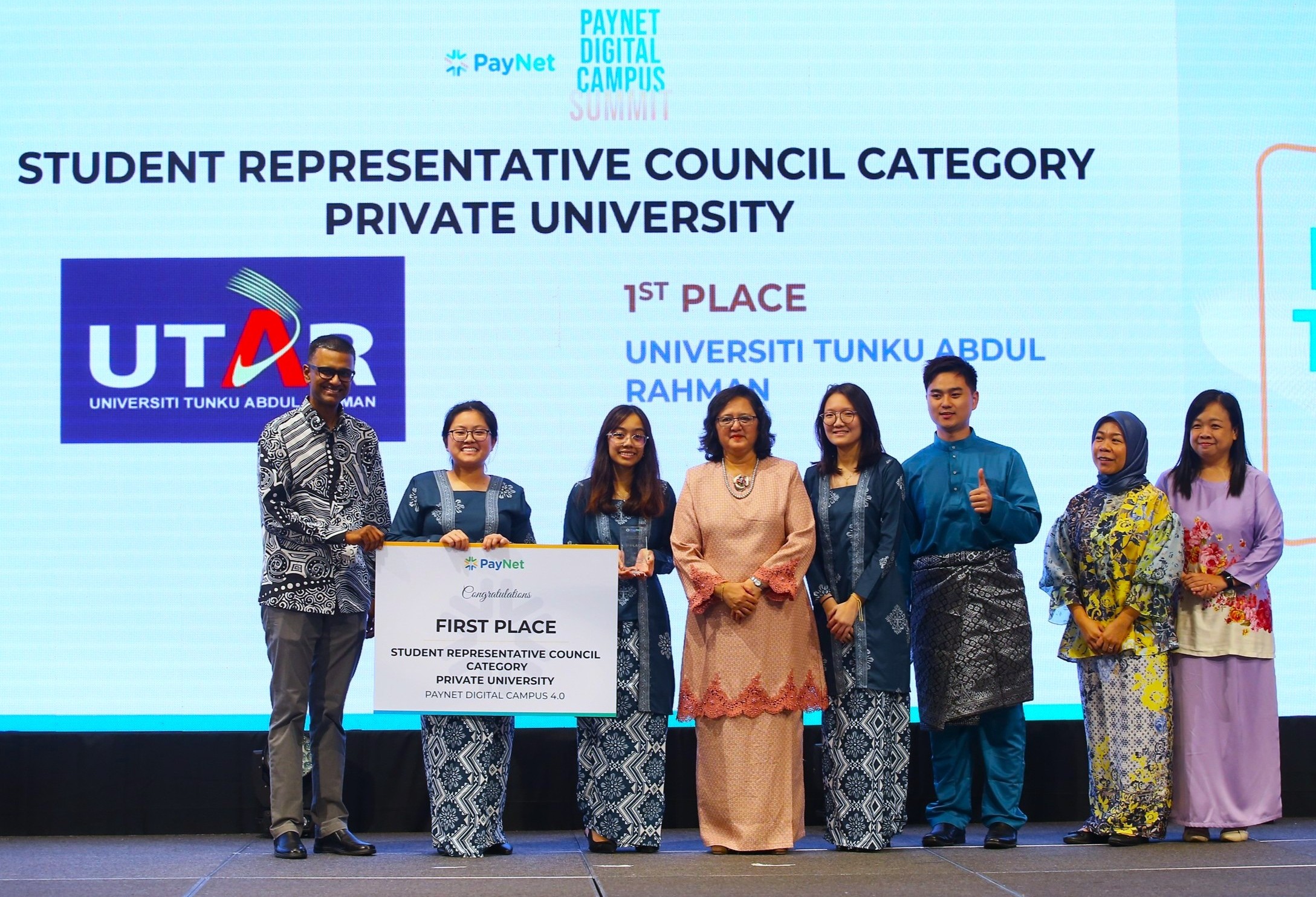 From left: Chief Executive Officer of PayNet Mr Praveen Rajan, Teo Yi Qi, Dania Natasya binti Nagayaya, YBhg Director-General of Higher Education Datuk Prof Dr Azlinda Azman, Chong Wai San, Chia Jia Chun, Lead Advisor Dr Farah Waheeda binti Jalaludin, and Dean of FAM Dr Pok Wei Fong 