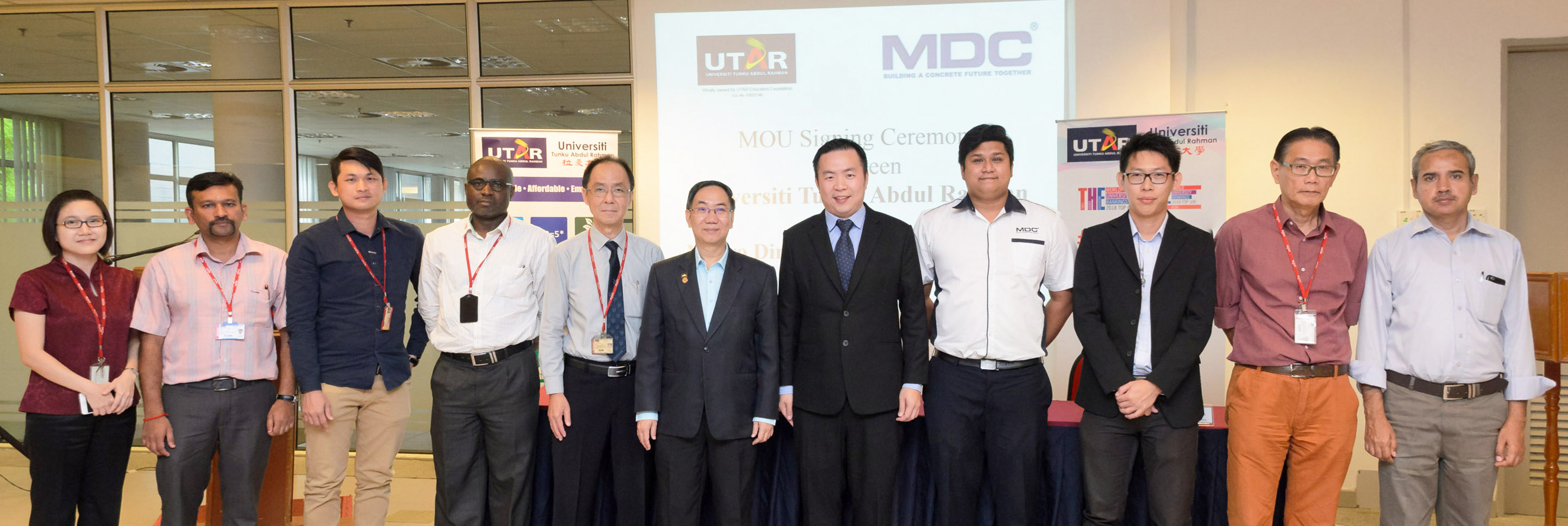 Mou With Mdc Prof Chuah And Leow Exchanging The Mou While Dr Yap Far Left And Gregsson Far Right Look On A Memorandum Of Understanding Mou Between Utar And Macro Dimension Concrete Sdn Bhd Mdc Was Signed On 15 August 2018 At