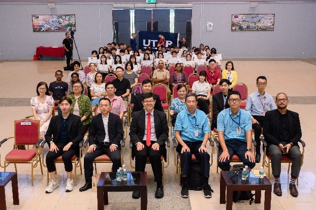 The UTAR Scholarship Award Presentation Ceremony at Kampar Campus (left photo) and Sungai Long Campus (right photo)