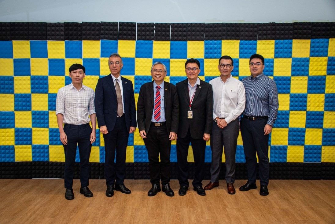 Prof Dato’ Ewe (middle, left) and Prof Goi (middle right) with external sponsors