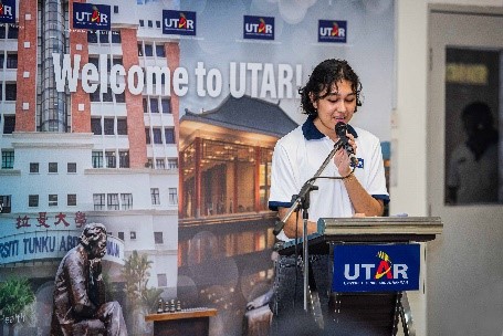 Scholarship recipients (from left): Aysha Alymann Jeyaraj, Ong Sheng Wei and Wong Jing Ting expressing their heartfelt thanks to the sponsors
