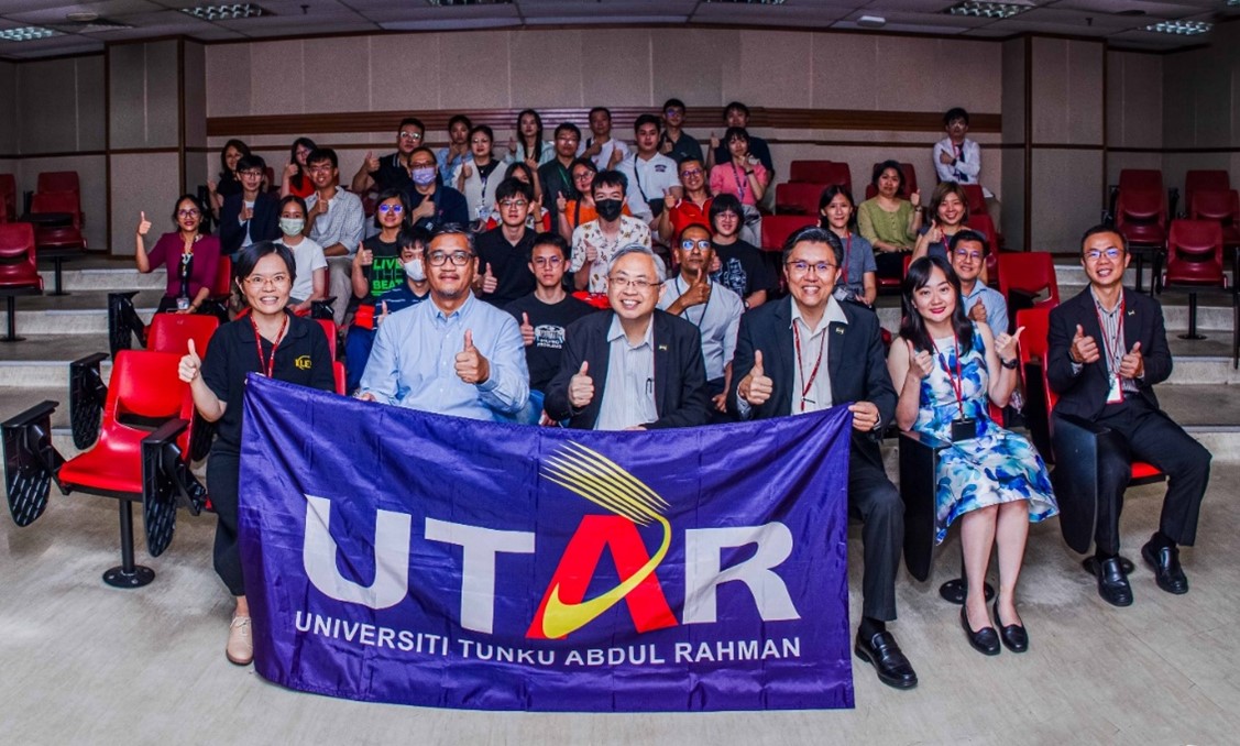 Front row, from left: Dr Ong, Prof Faidz, Prof Dato’ Ewe, Prof Goi, Dr Amy Saik and Centre for Extension Education Director Assoc Prof Ir Dr Lim Jee Hock with participants