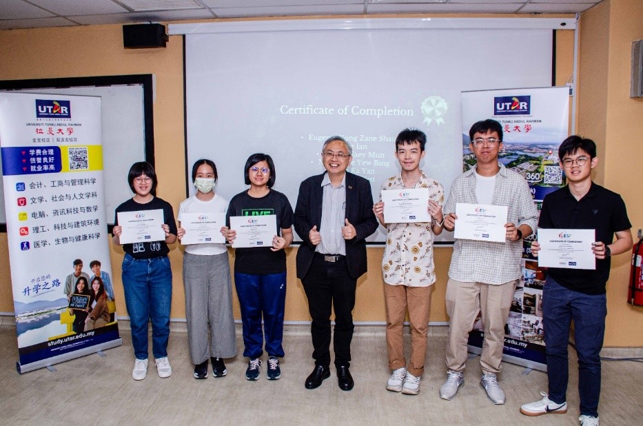 Prof Dato’ Ewe (middle) presenting a certificate of completion to the students