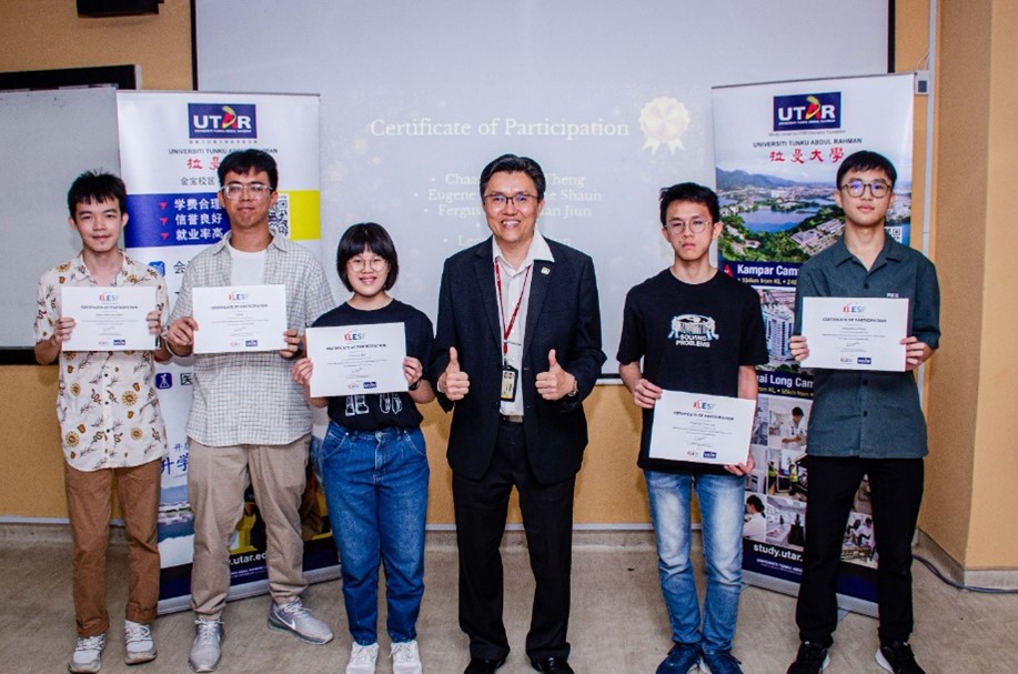 Prof Goi (fourth from left) presenting a certificate of completion to the students
