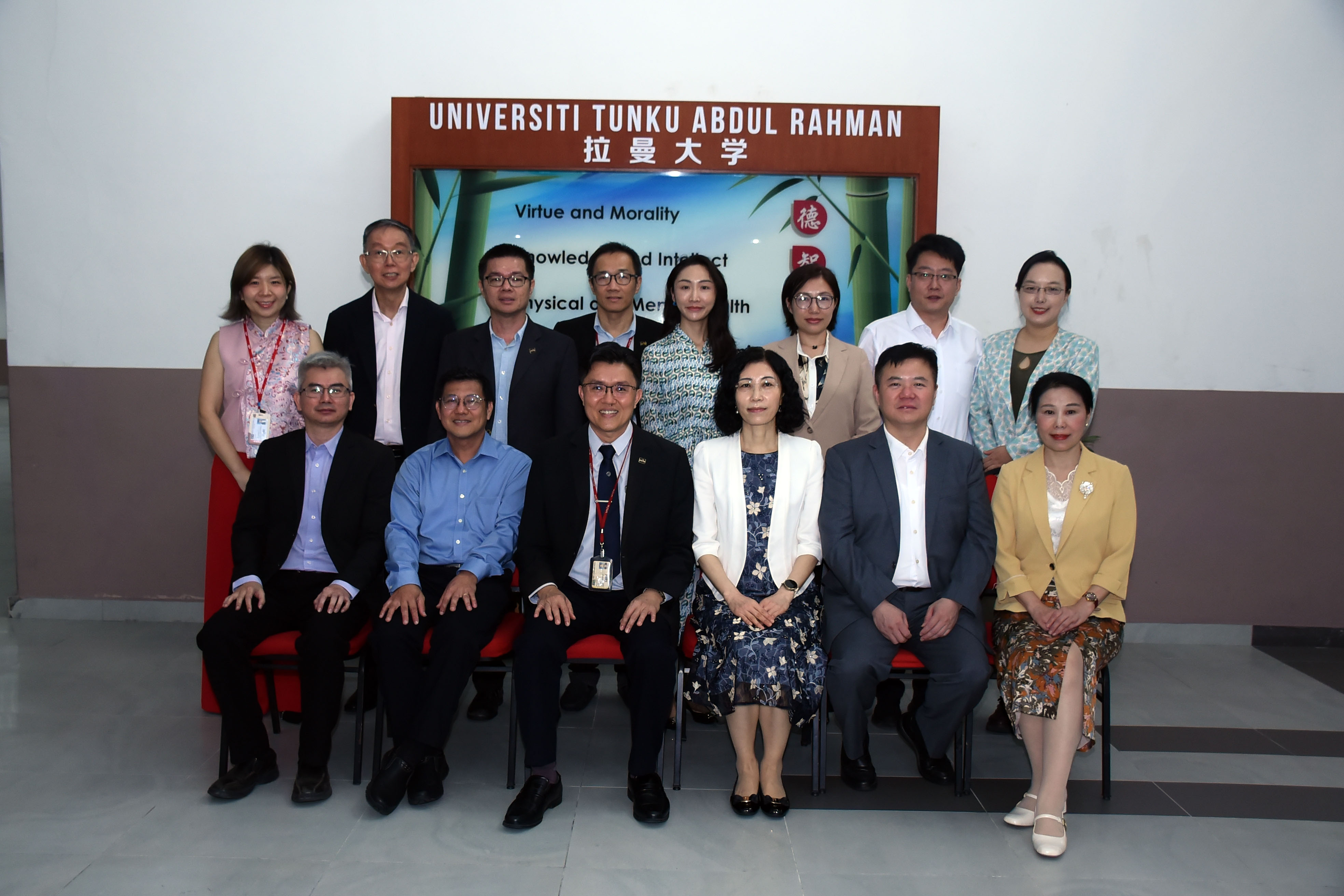 Seated from left: Dr Te, Prof Alan Ong, Prof Goi, Prof Ma, Prof Du and Prof Peng