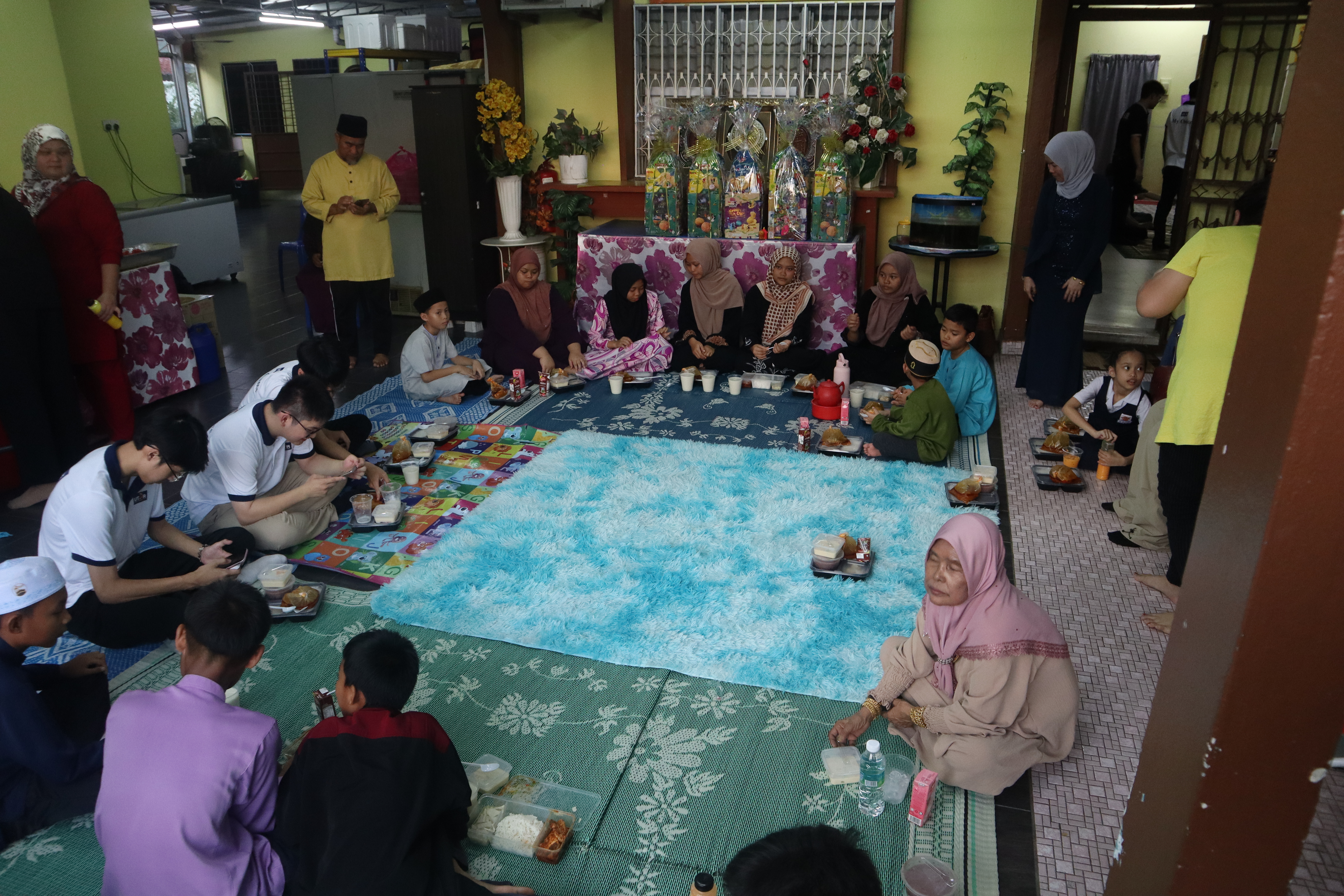 Distributing and sharing heartfelt iftar meals in festive togetherness 2