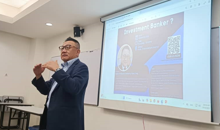 Prof Gary Tang explaining investment banking concepts