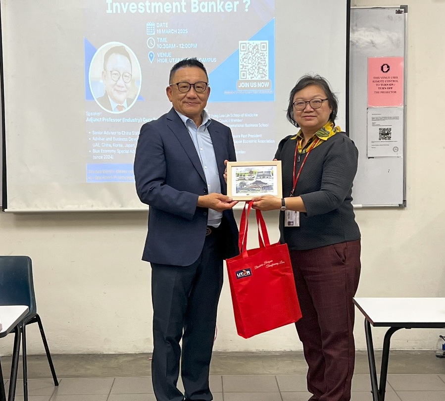 Dr Au Yong (right) presenting tokens of appreciation to Prof Gary Tang
