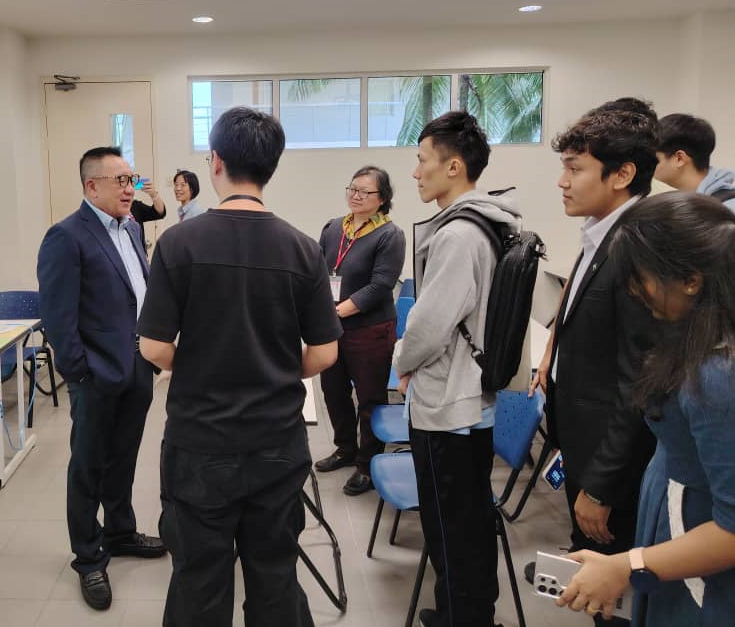 Keen students seeking advice and further insights from Prof Gary Tang after the talk