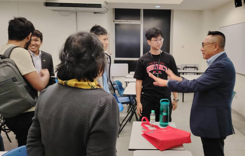 Keen students seeking advice and further insights from Prof Gary Tang after the talk