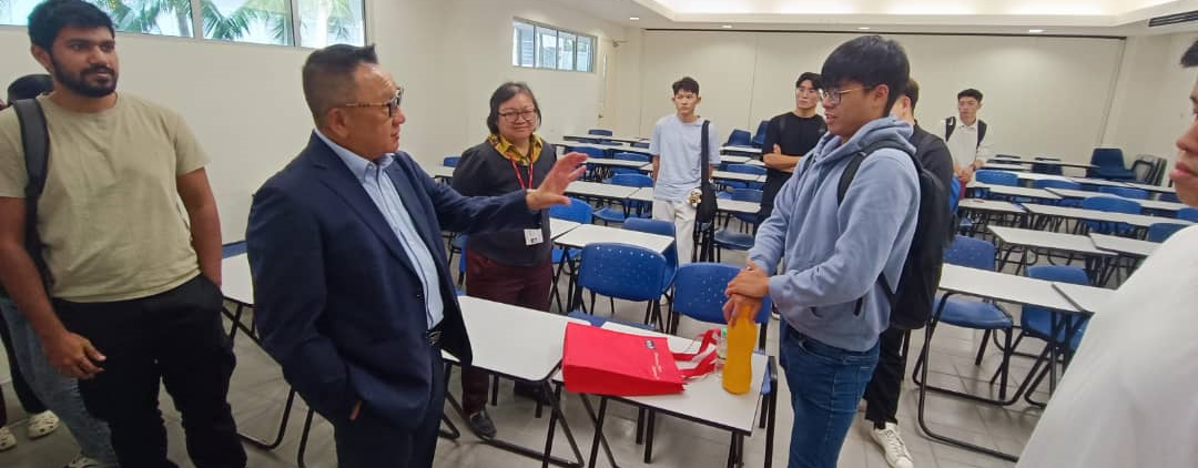 Keen students seeking advice and further insights from Prof Gary Tang after the talk