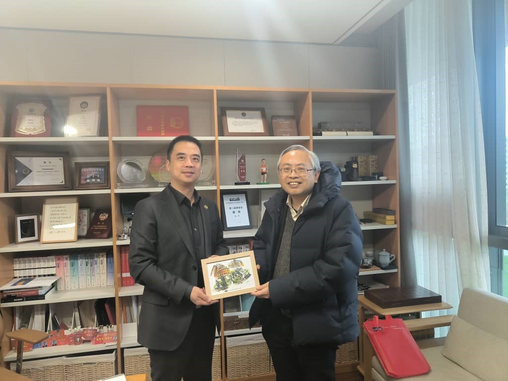 Prof Dato’ Ewe (right) presenting a souvenir to Prof Min