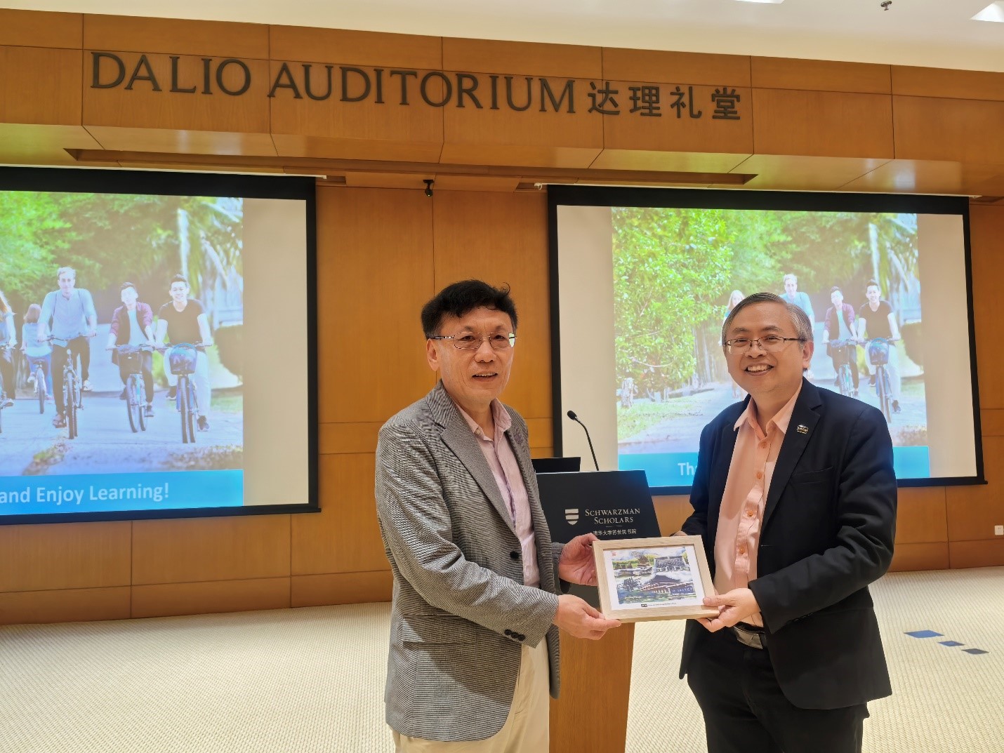 Prof Dato’ Ewe (right) presenting a souvenir to the Executive Dean of THU Schwarzman College Prof David Pan