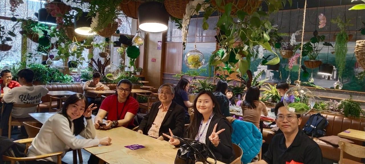 Students and scholars beaming with smiles as they shared inspiring stories during the tea meeting: (from right) Ong, Aw, Prof Dato’ Ewe, THU student, and Dr Amy Saik 
