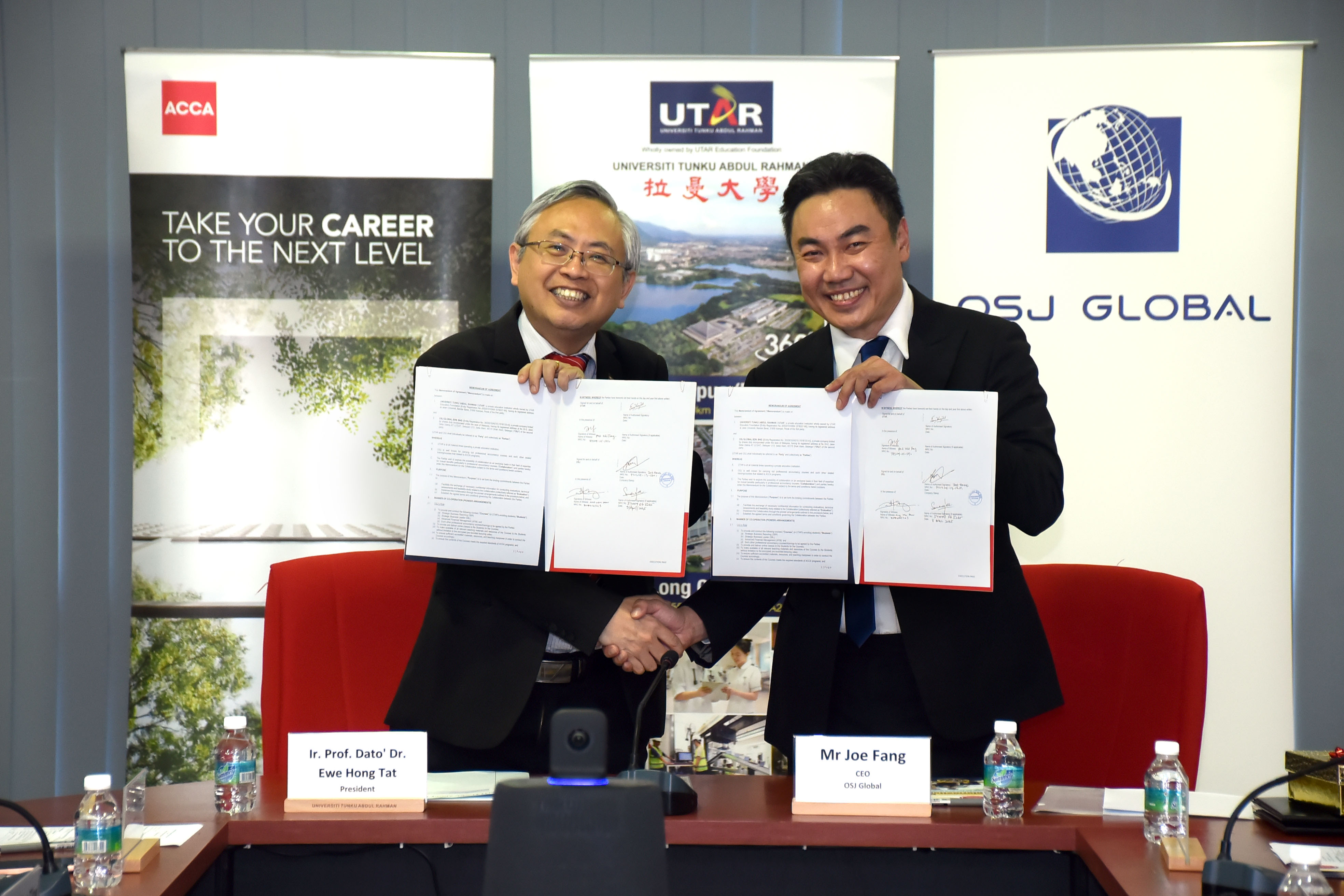 Prof Dato’ Ewe (left) and Mr Joe Fang exchanging the MoA document