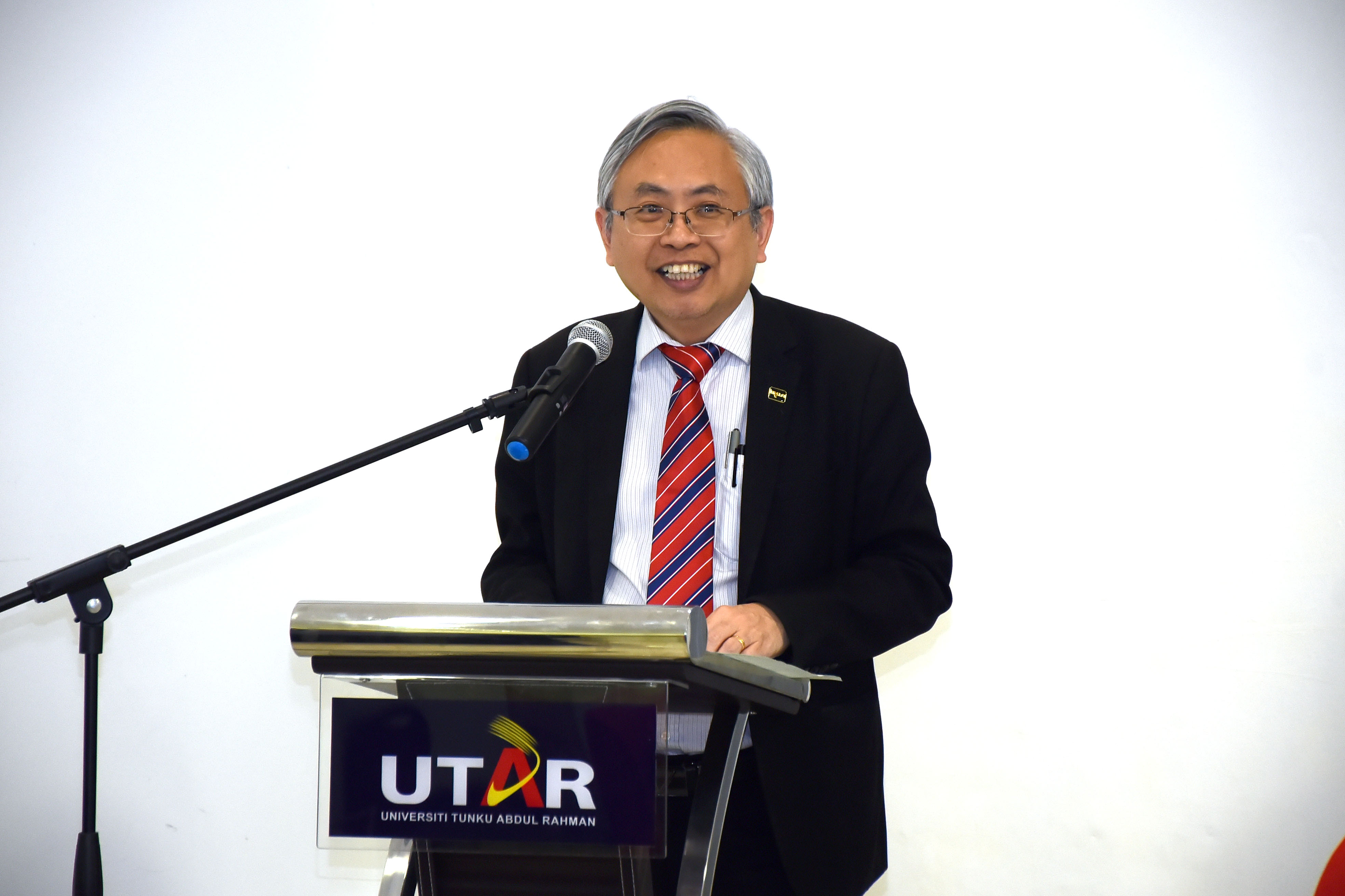 Prof Dato’ Ewe delivering his speech