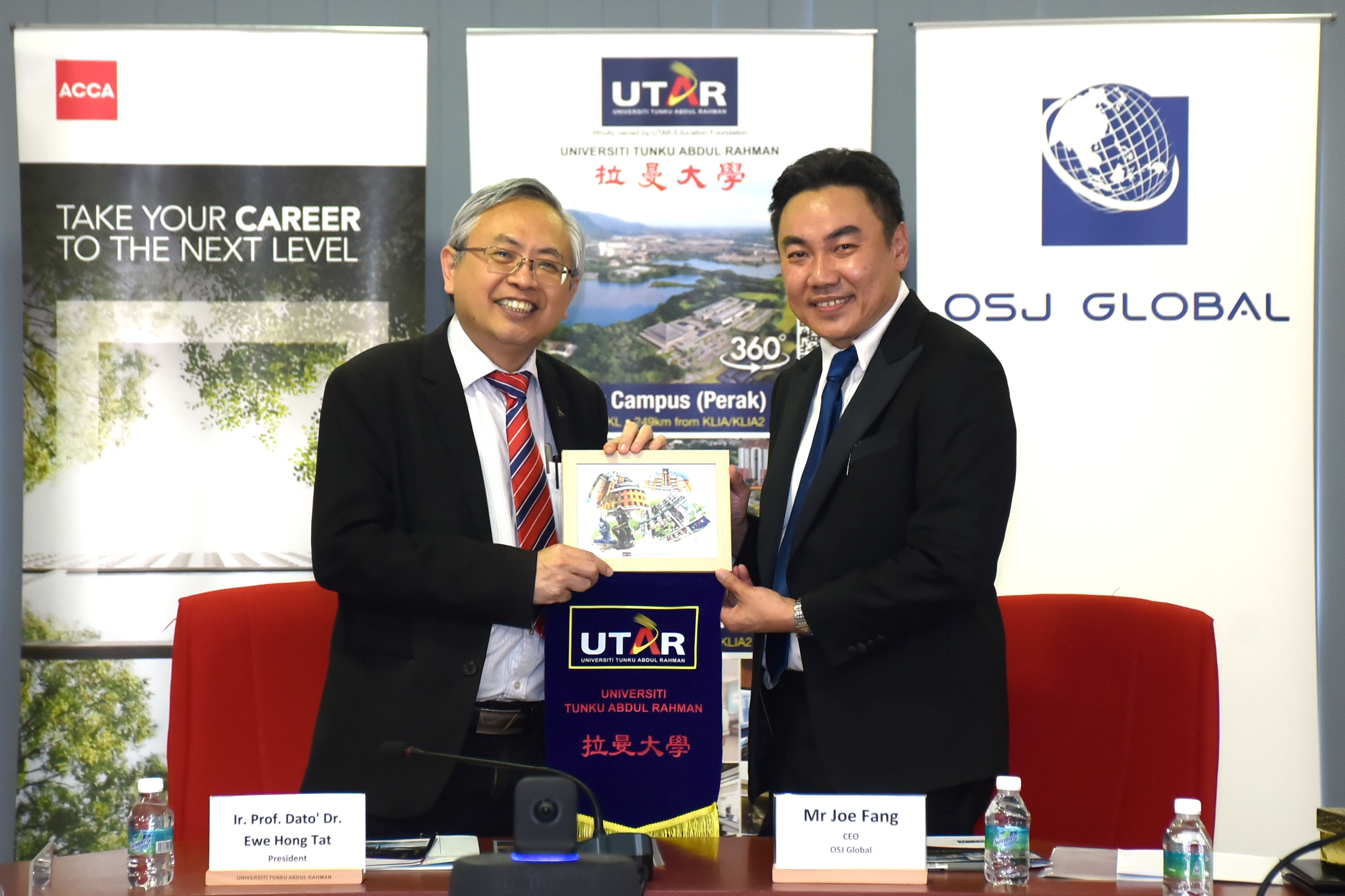 Prof Dato’ Ewe (left) and Mr Joe Fang exchanging souvenirs 2