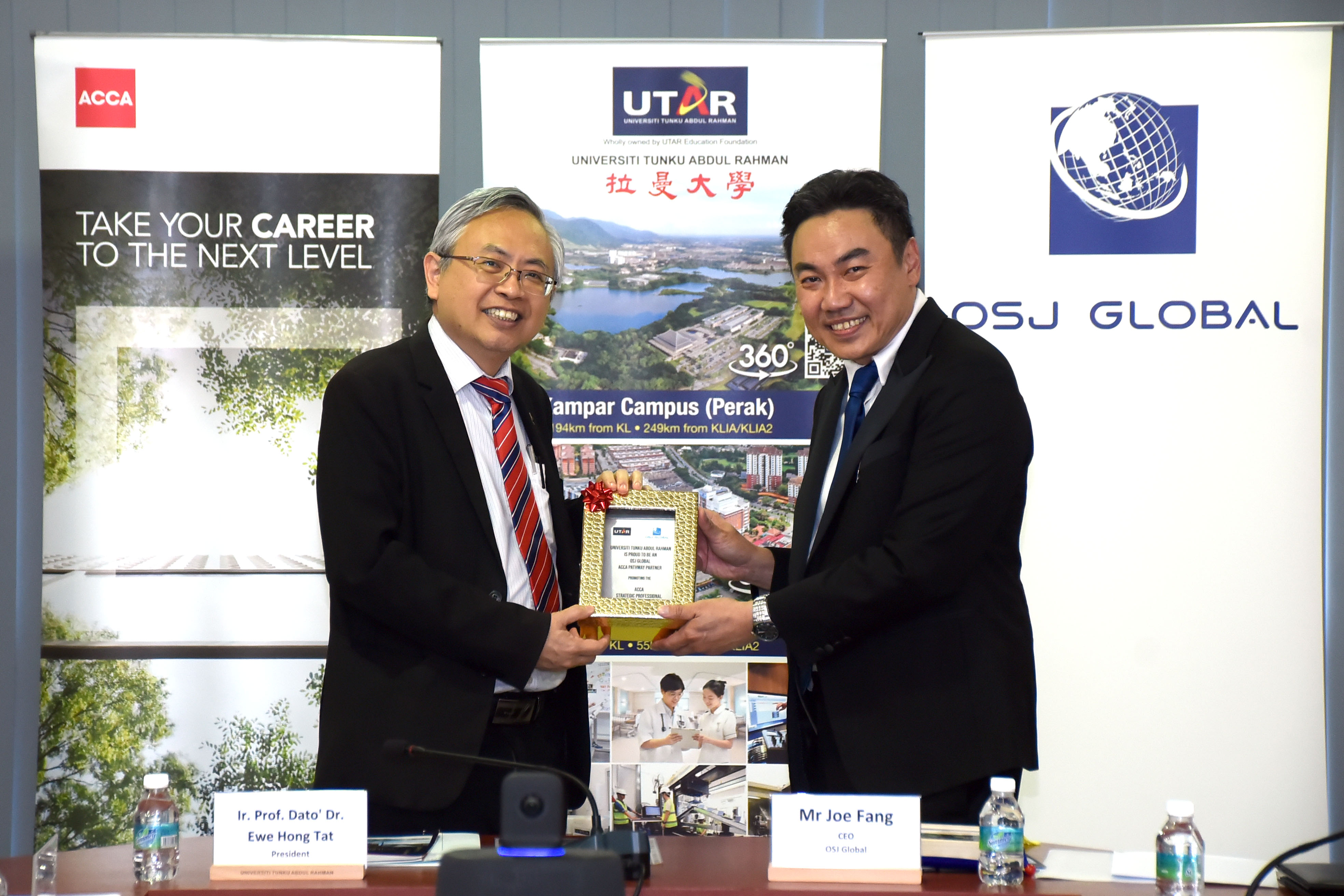 Prof Dato’ Ewe (left) and Mr Joe Fang exchanging souvenirs 1