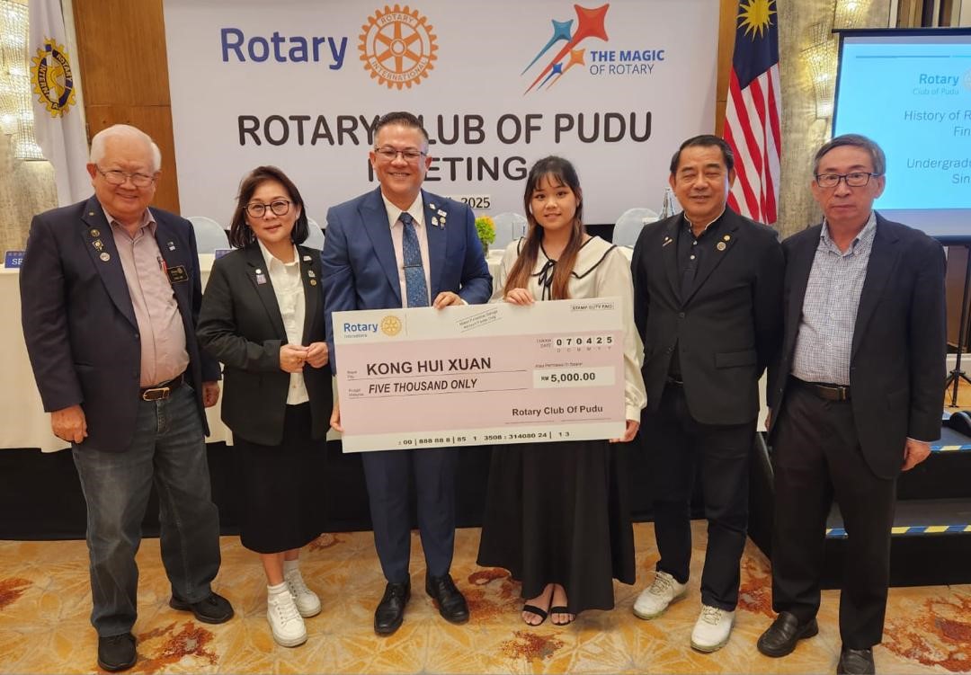 Kong (centre, right) receiving the scholarship from Mr Benjamin Chong (centre, left)