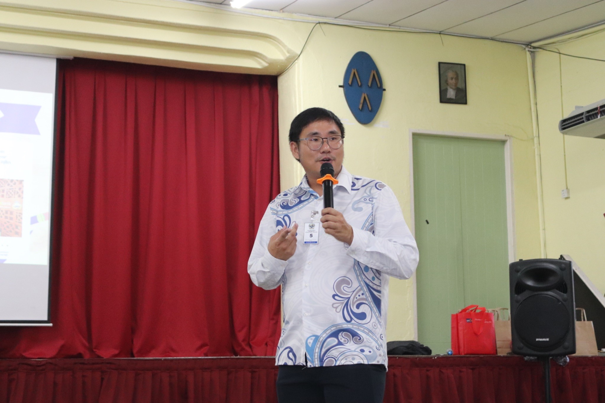 Invited speaker Mr Lu sharing his personal career experiences with the students