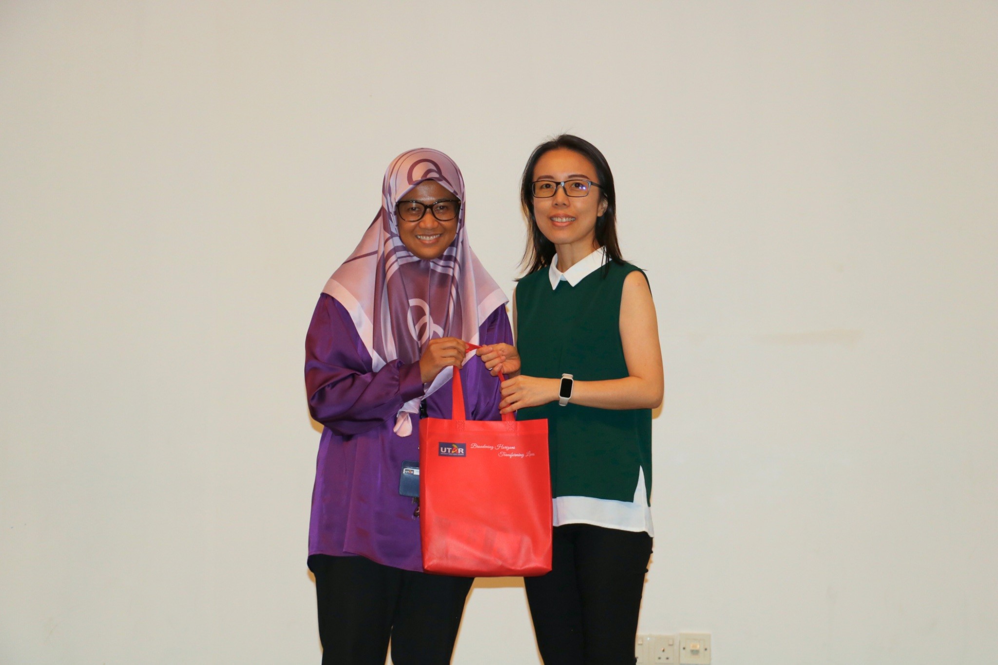 Ms Bazlin presenting a token of appreciation to Ms Livien, the Senior Head of School Culture from Westlake International School