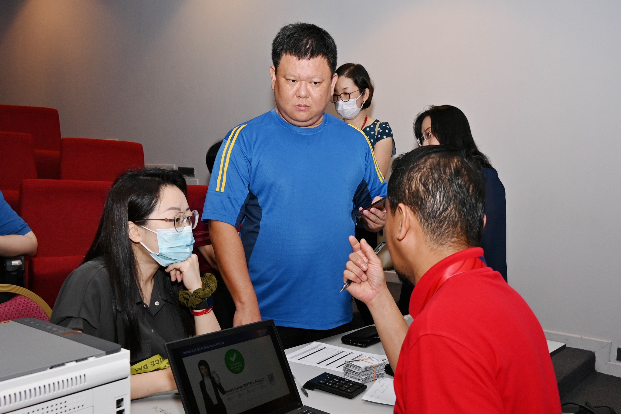 UTAR staff and students registering for i-Akaun and seeking advice on retirement planning