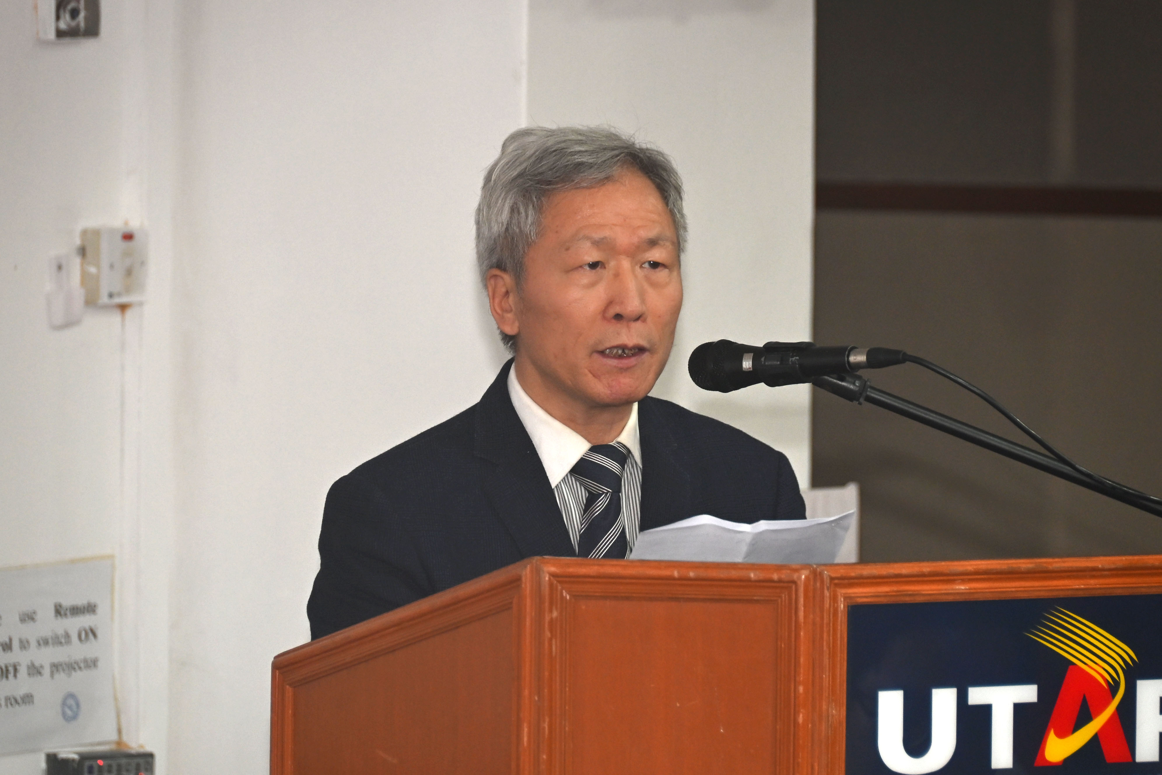 Prof Wang delivering his speech