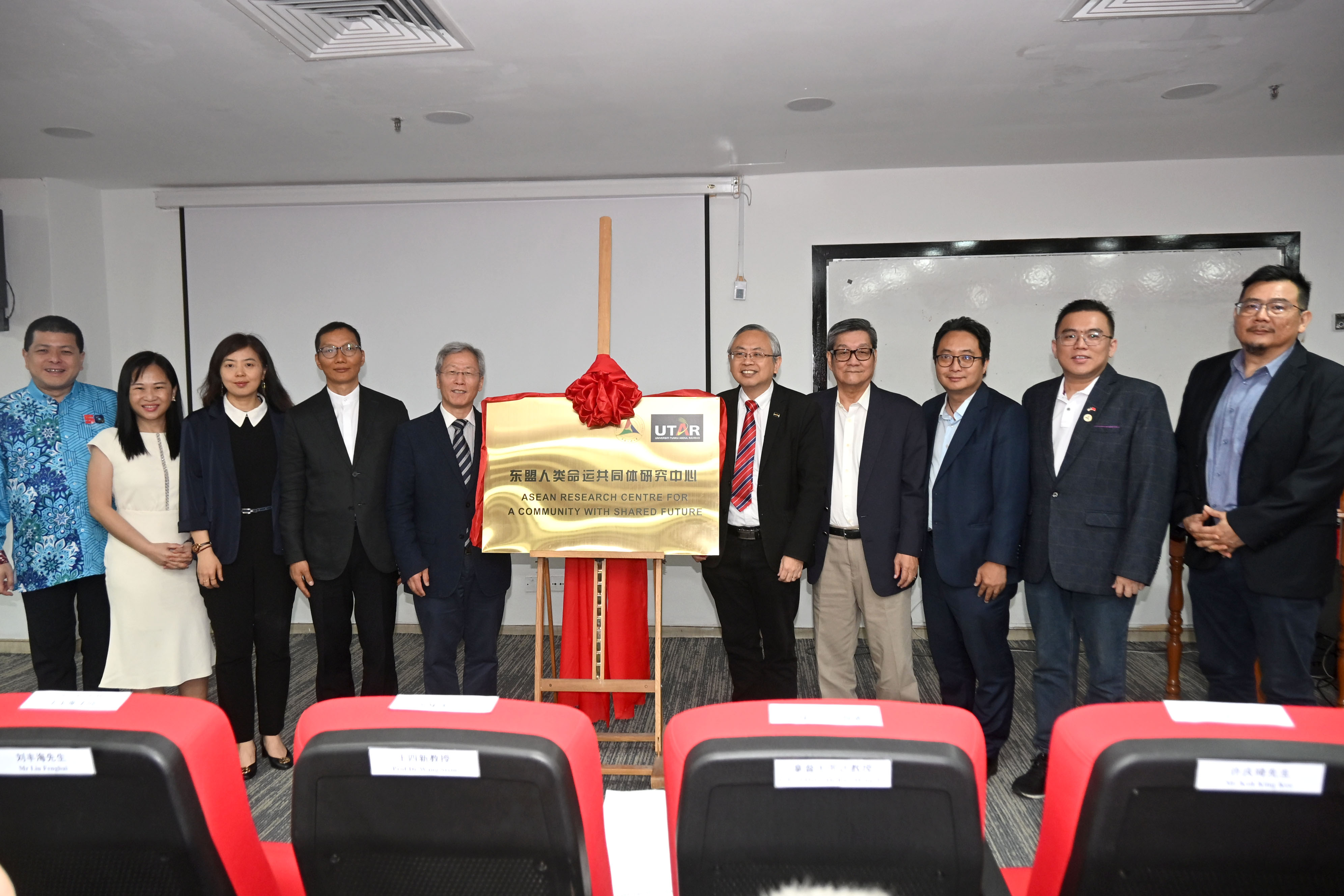 From left: Dr Oh, Dr Soon, Ms Sun, Prof Liu, Prof Wang, Prof Dato’ Ewe, Mr Koh, Mr Lim, Mr Lew, and Dr Chin