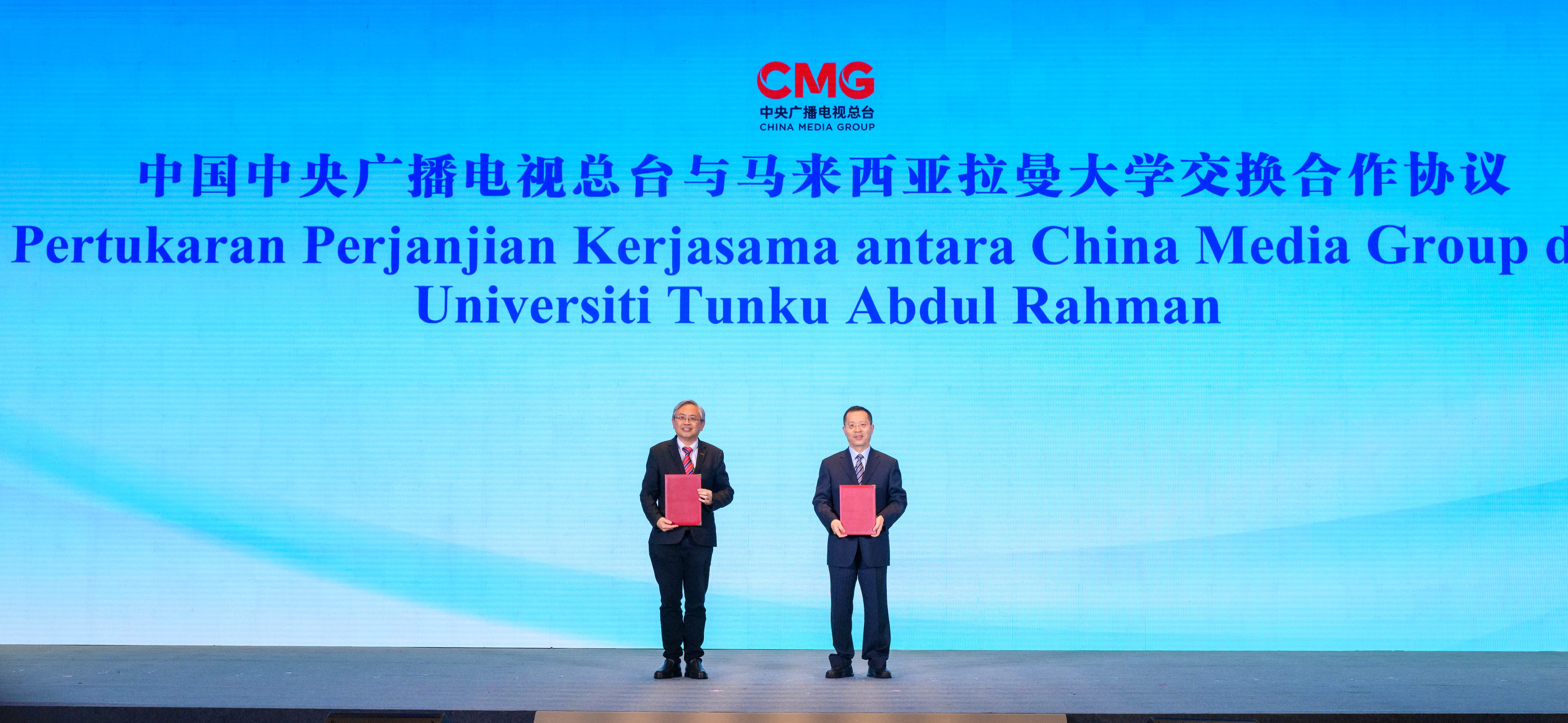 Prof Dato’ Ewe (left) and Mr Liang exchanging the MoU document