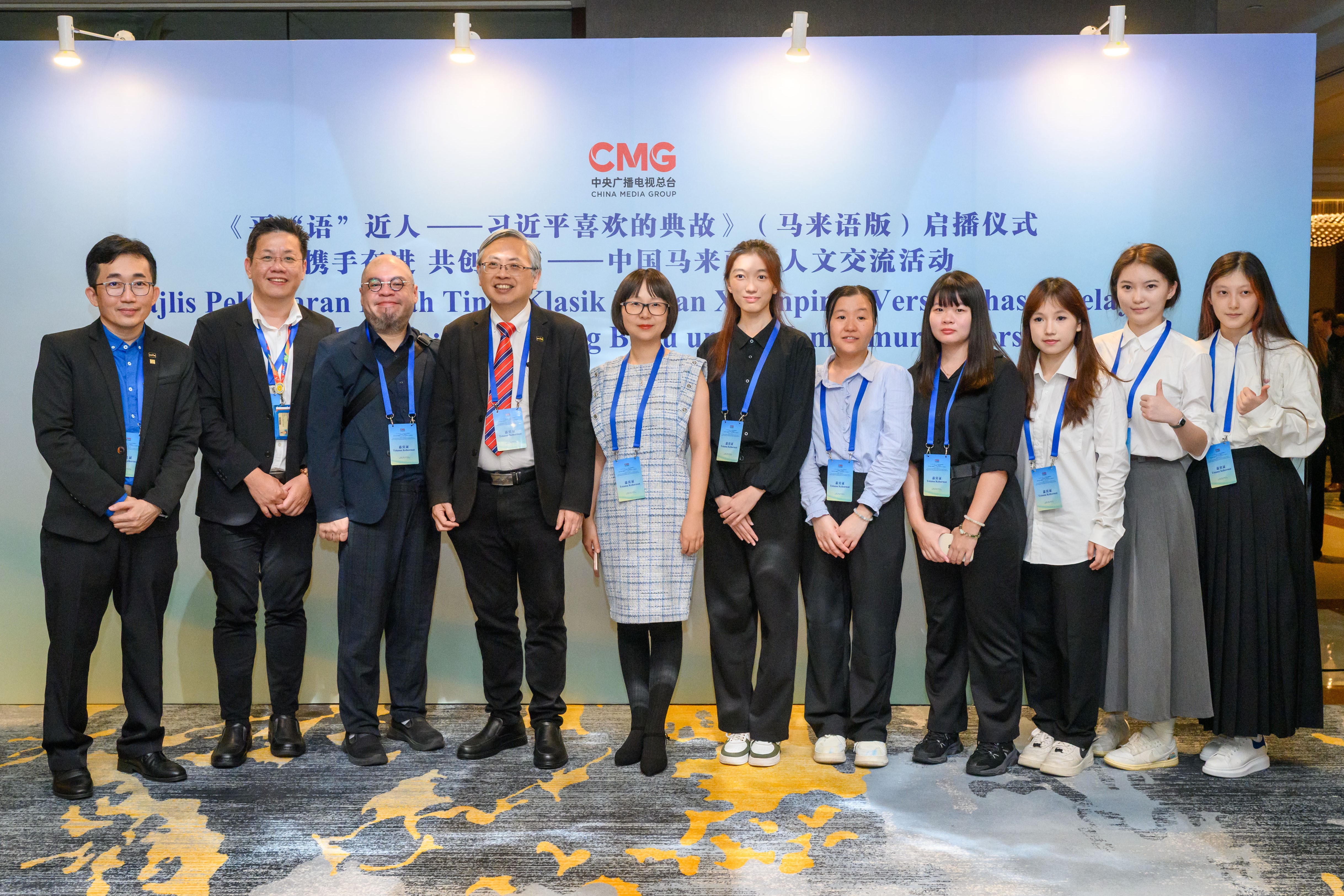 Prof Dato’ Ewe (fourth from left) with UTAR staff and students