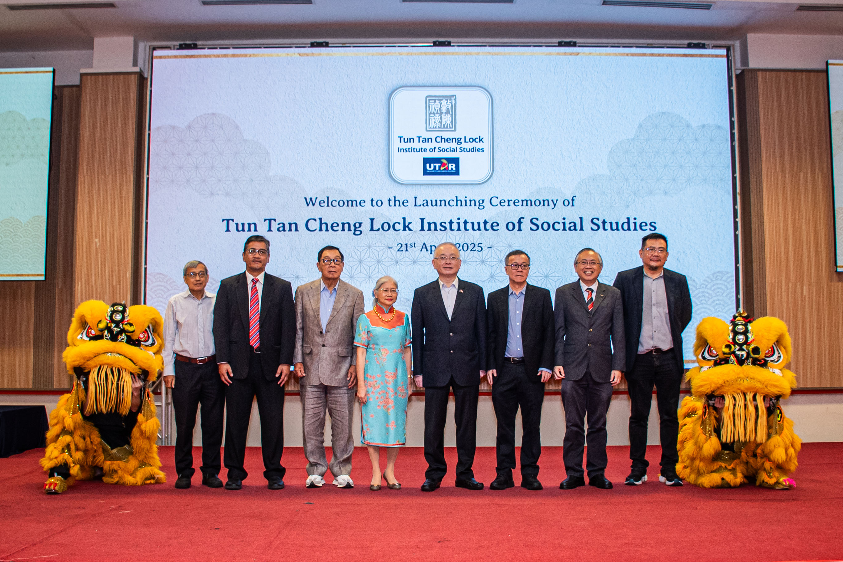 Group photo after the launching ceremony. From left: Prof Tan, Prof Faidz, Tan Sri Fong, Datin Paduka Tan, Datuk Seri Wee, Dato‘ Sri Hou, Prof Dato’ Ewe and Dr Chin