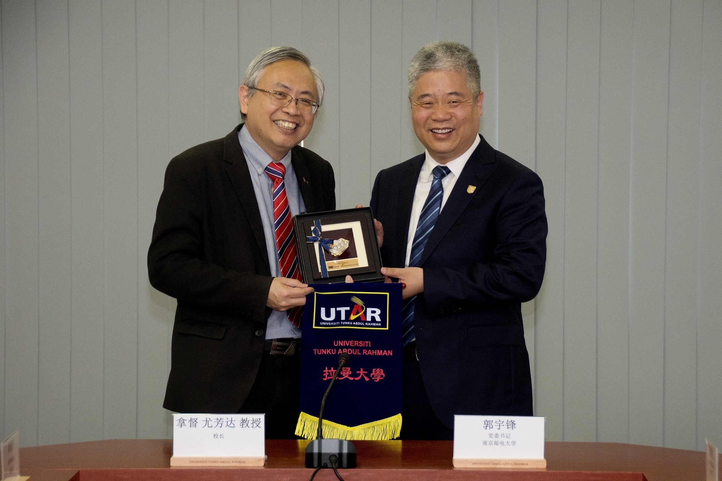 Prof Dato’ Ewe (left) and Prof Guo exchanging souvenirs