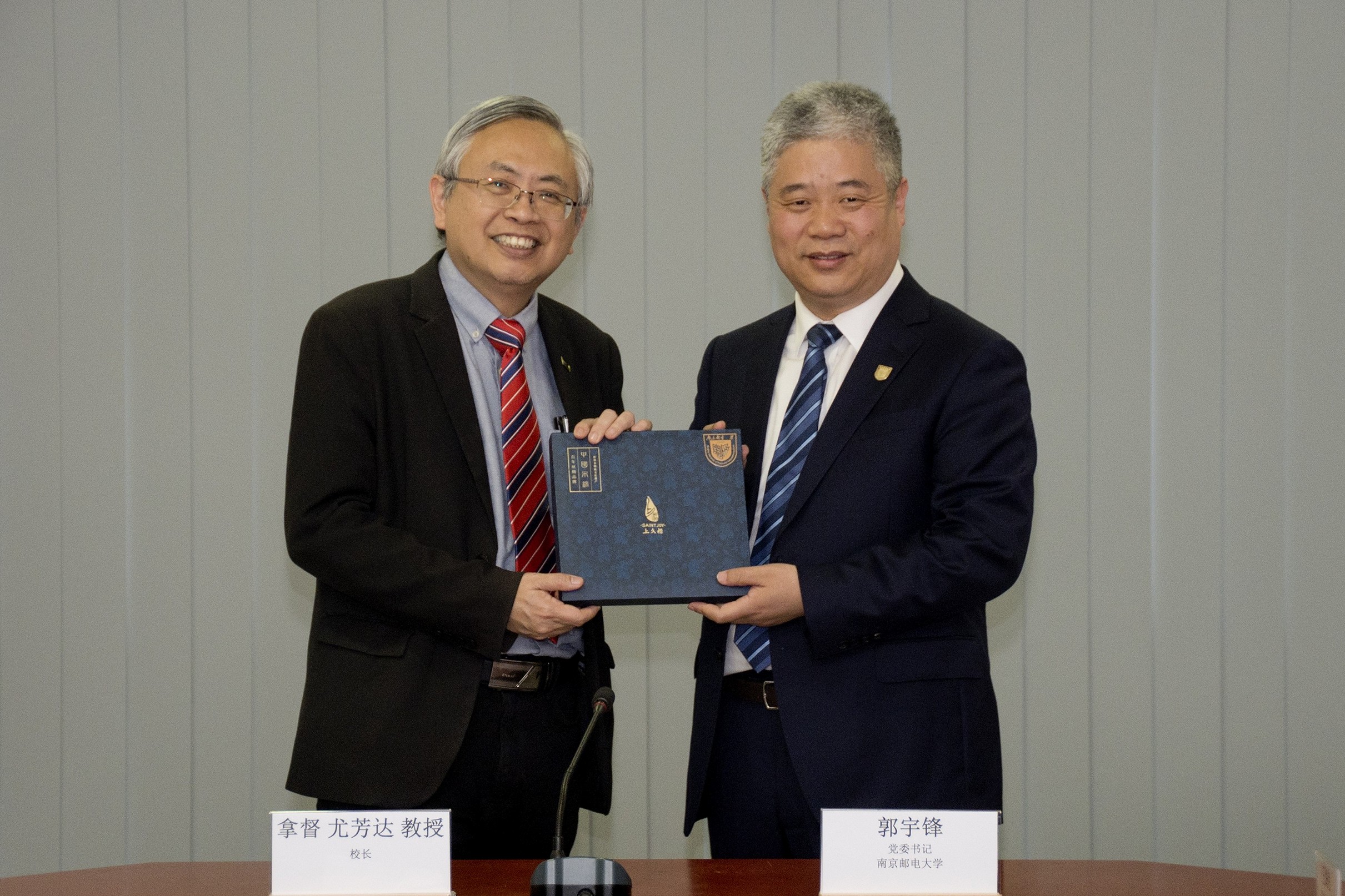 Prof Dato’ Ewe (left) and Prof Guo exchanging souvenirs