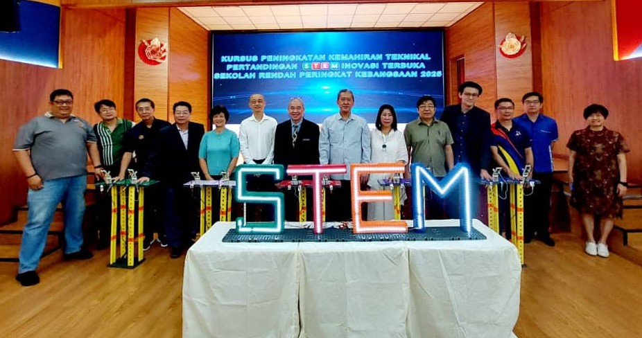 Wong (fourth from left) and Dr Pua (fourth from right) at the launching ceremony