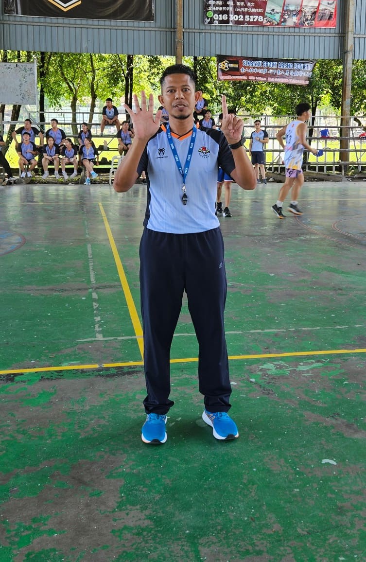 A participant signalling a player’s jersey number during the practical session, demonstrating how referees communicate player-related calls