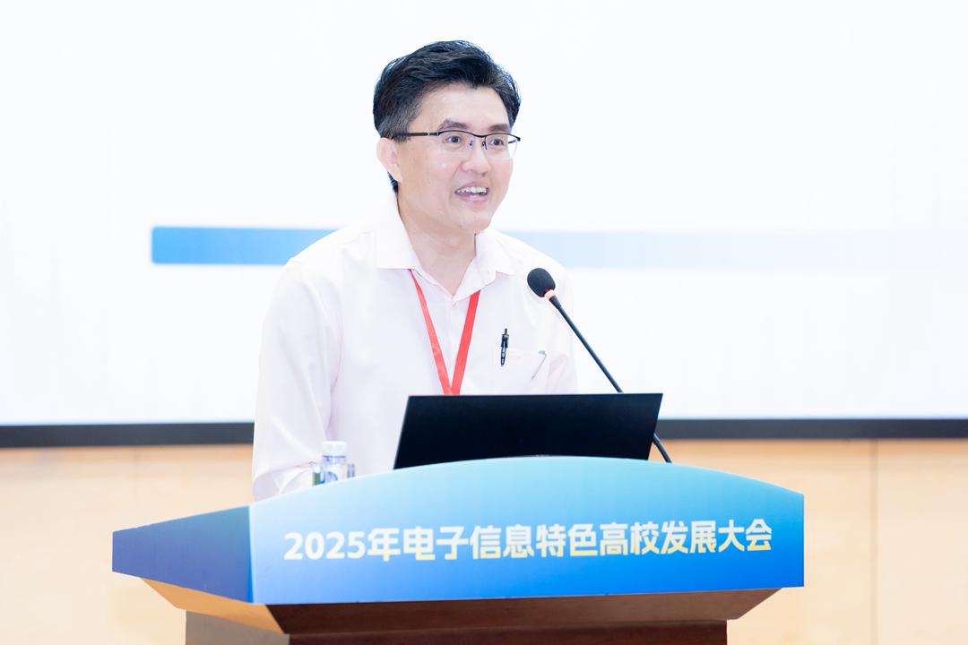 Prof Goi delivering his speech at the main forum