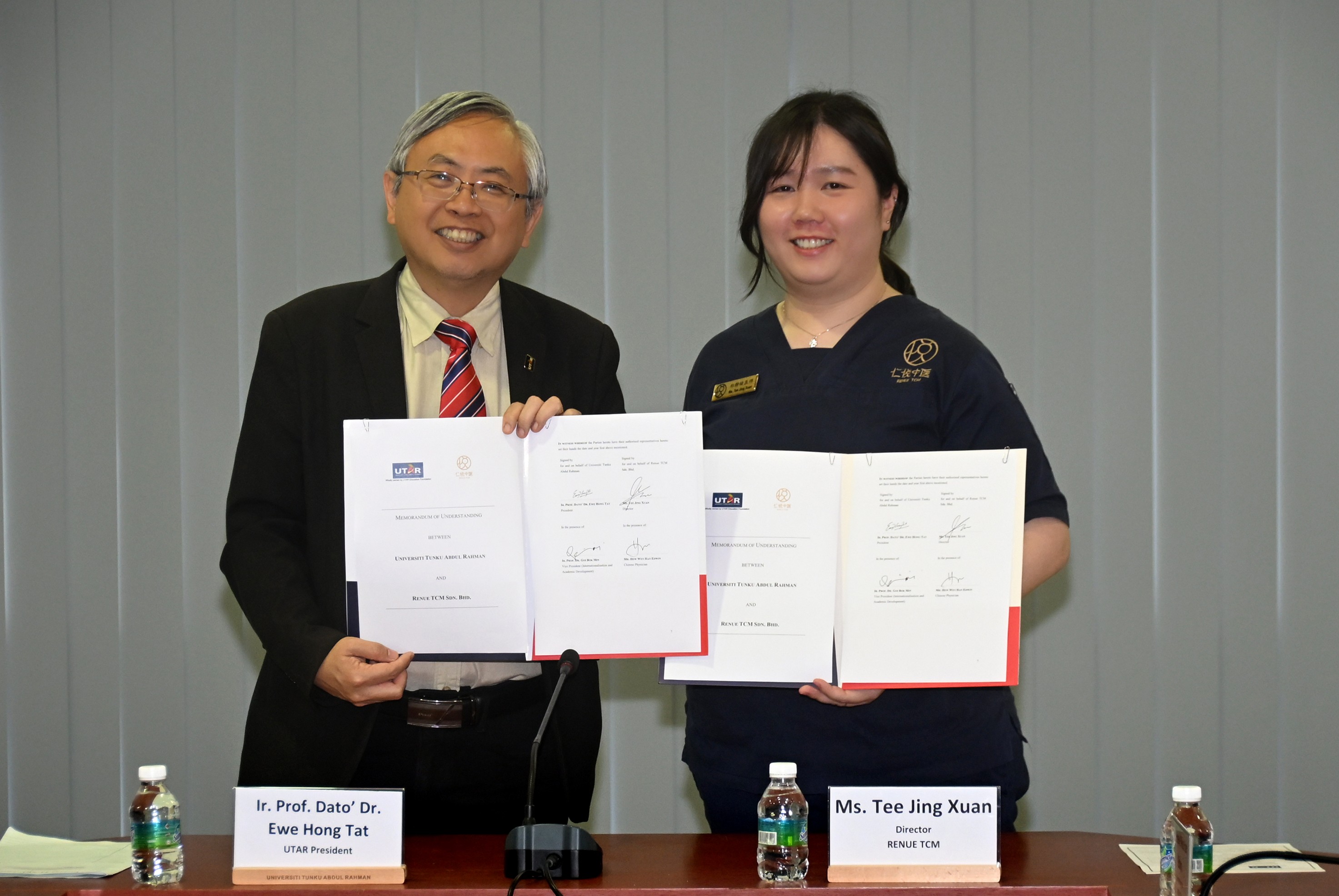 Prof Dato’ Ewe (left) and Ms Tee at the signing ceremony