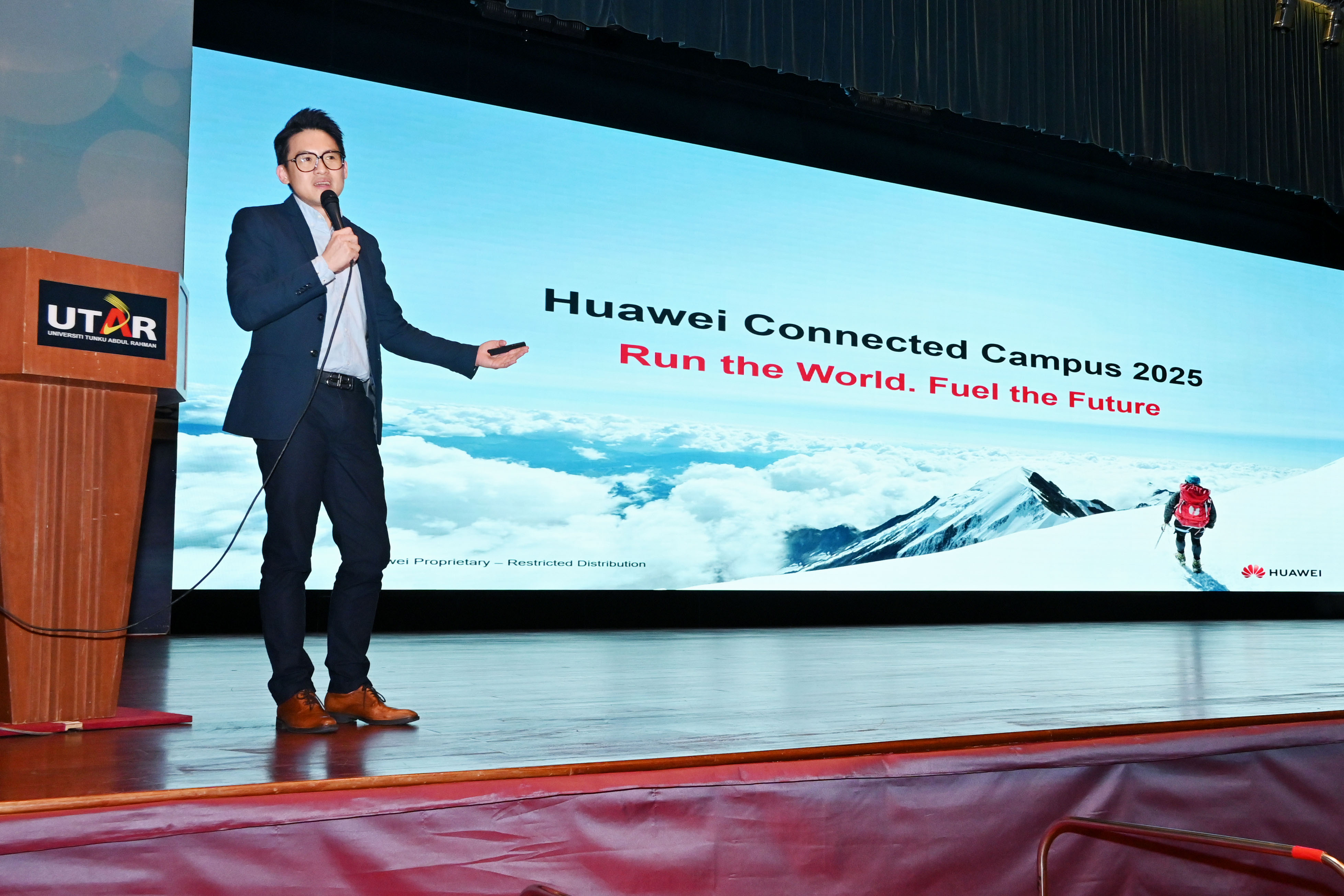 Mr Chong giving a brief introduction to Huawei’s global operations