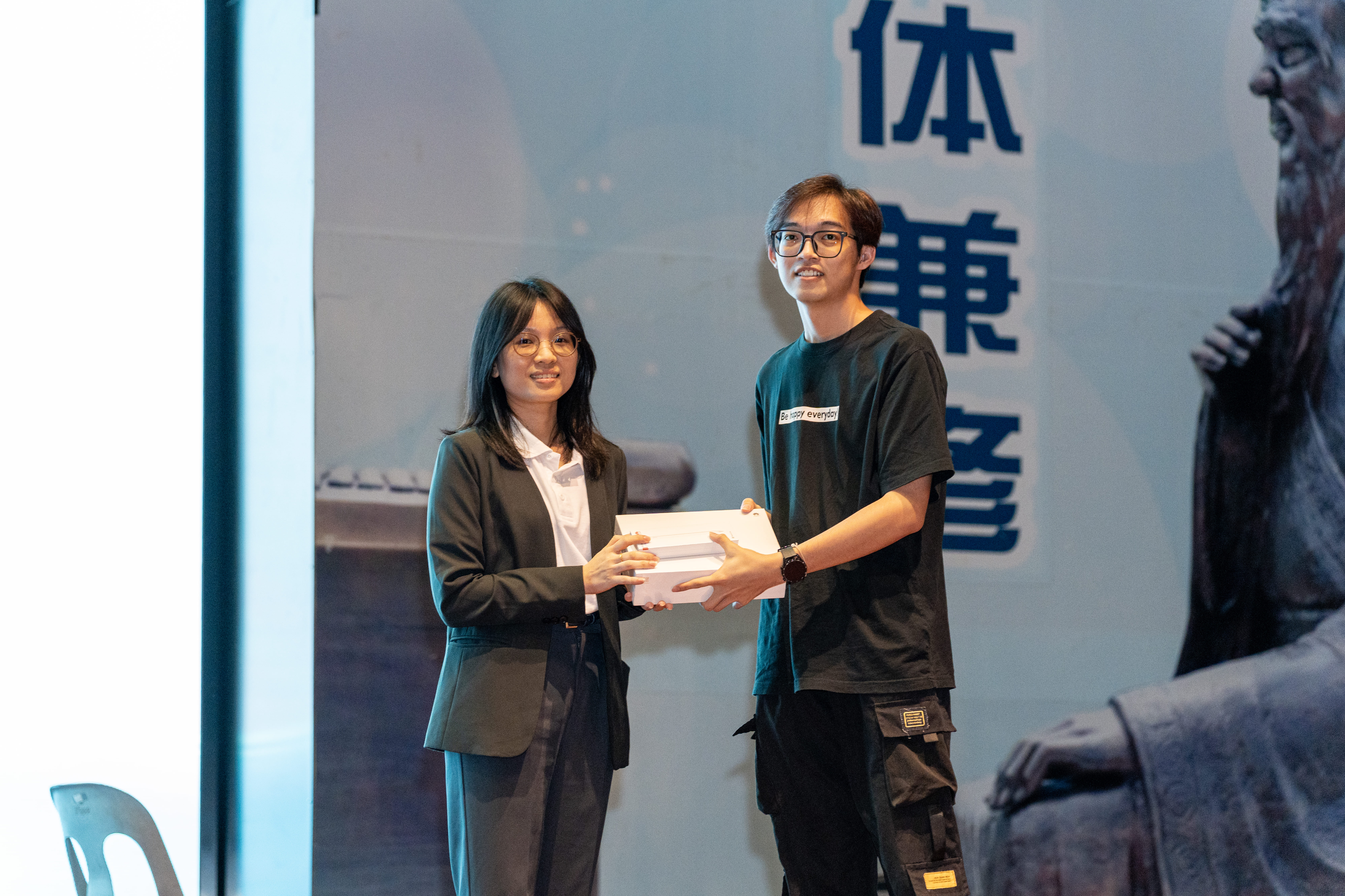 Huawei tablet, phone, and earbuds? Yes, please! — Lucky draw winners receiving their prizes
