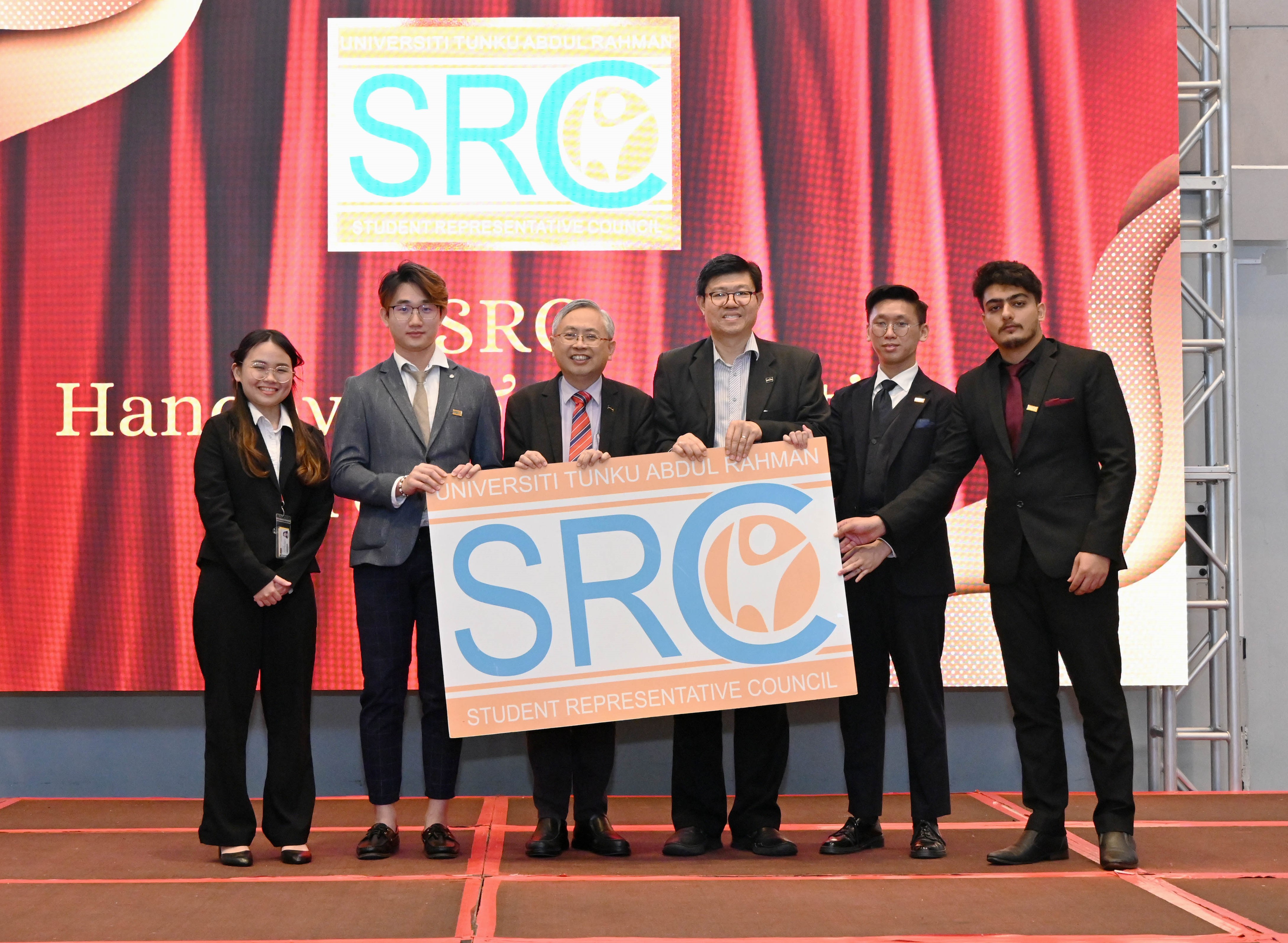 The torch is now officially passed — (from left) Ong and SRC (Sungai Long Campus) 2025/2026 Chairperson receiving the logo from (from right) Farmaan and Tan, witnessed by Prof Choong and Prof Dato' Ewe