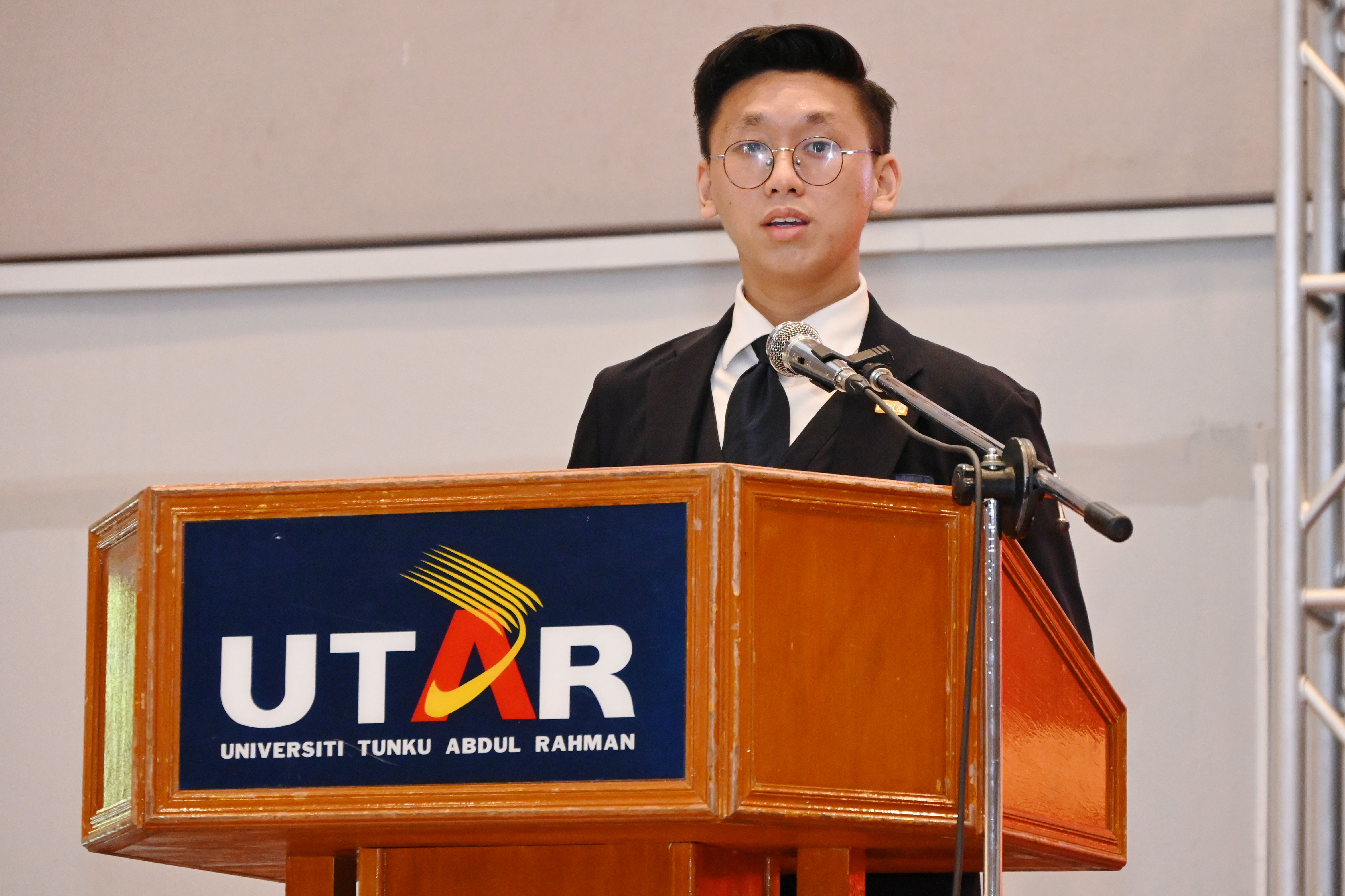 Tan entrusting his duty as a student leader to the next successor during his speech