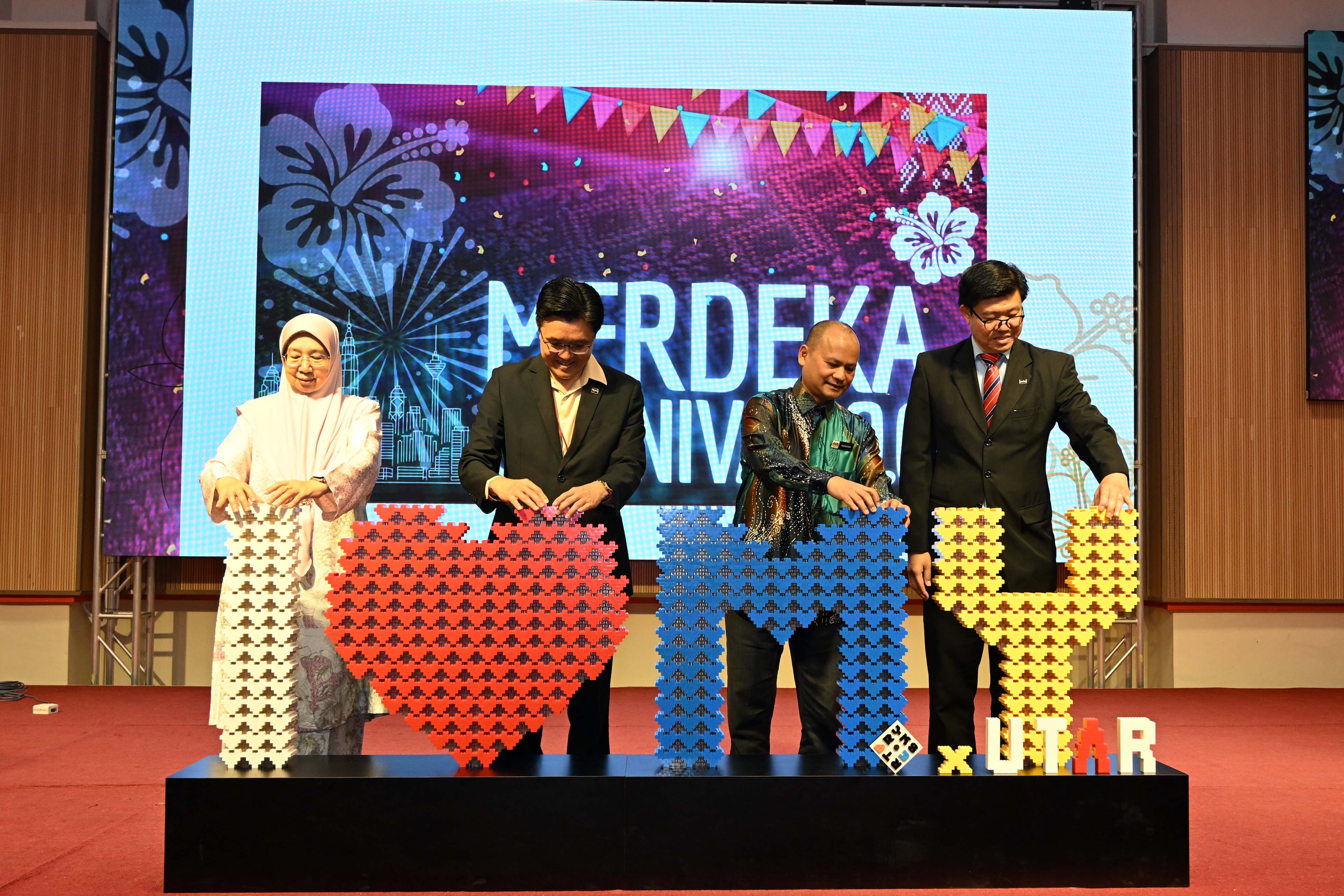 From left: Prof Zuraidah, Prof Goi, Tuan Burhanuddin and Prof Choong officiating the Merdeka Carnival 2025