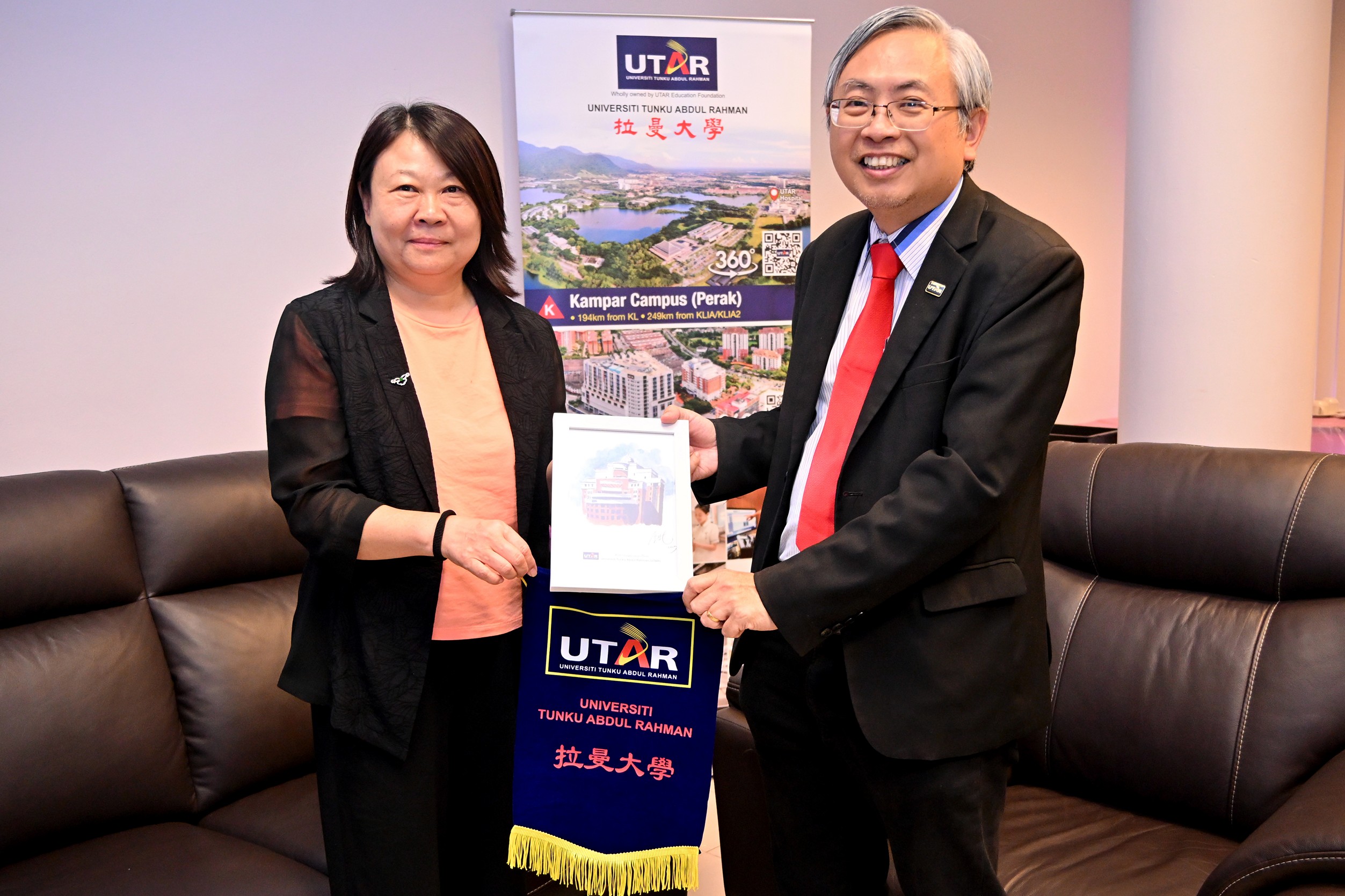 Prof Dato’ Ewe presenting a token of appreciation to Ms Han (left picture) and Prof Liu