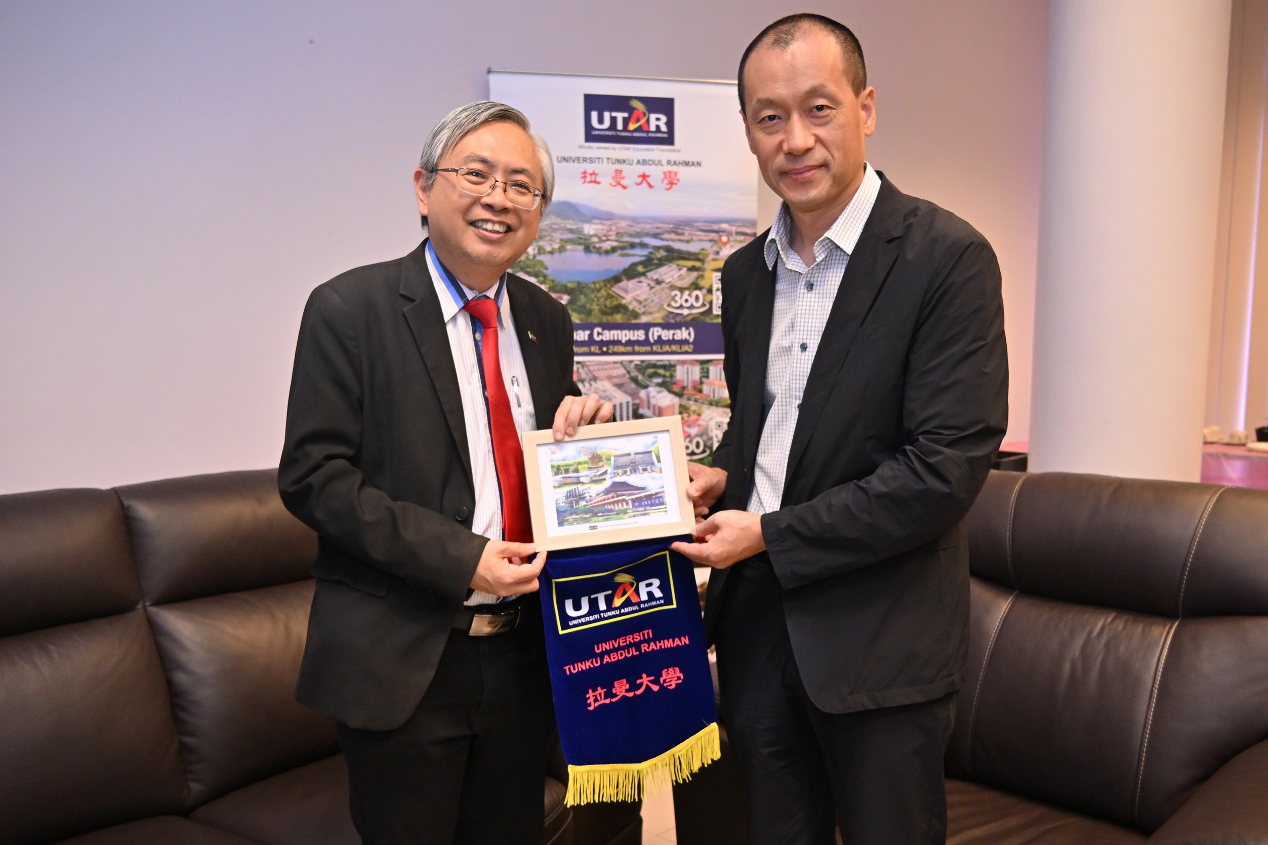 Prof Dato’ Ewe presenting a token of appreciation to Ms Han (left picture) and Prof Liu