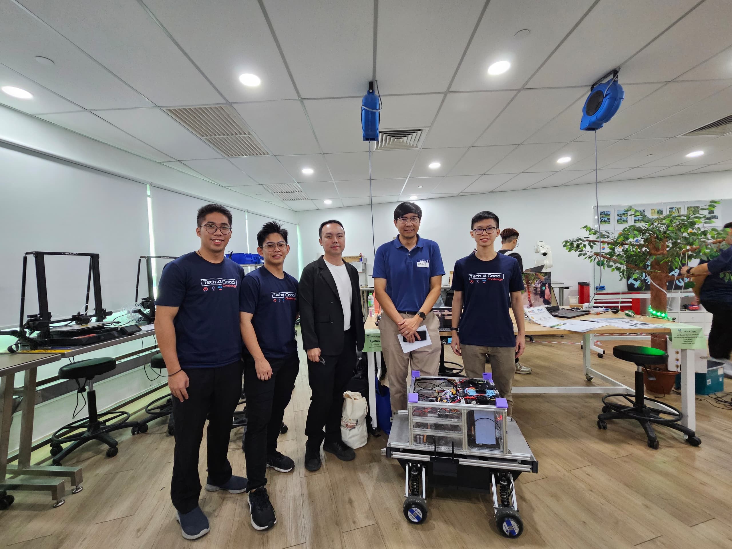 Dr Hau (third from left) and Dr Danny Ng (second from right) with the Top 8 finalist winners (from left) Brian Loh Yian Piau, Ng Song Kiat, and Ooi Soo Jack