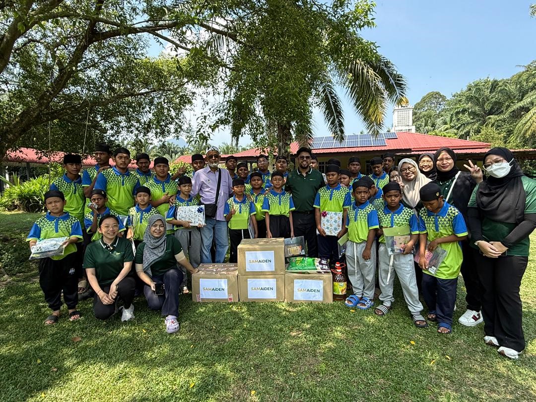 Samaiden representatives handing over donated goods to Pertubuhan Kebajikan Anak-anak Yatim/Miskin Dahikmah as part of the <i>Shine Bright with Solar Energy</i> CSR initiative in Gopeng