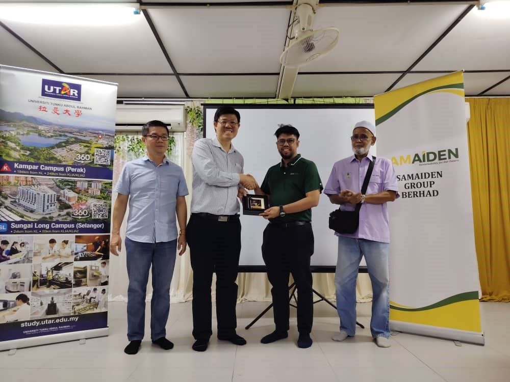 Prof Choong and Ts Makhzumi exchanging souvenirs