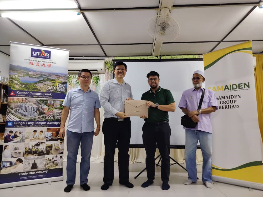 Prof Choong and Ts Makhzumi exchanging souvenirs