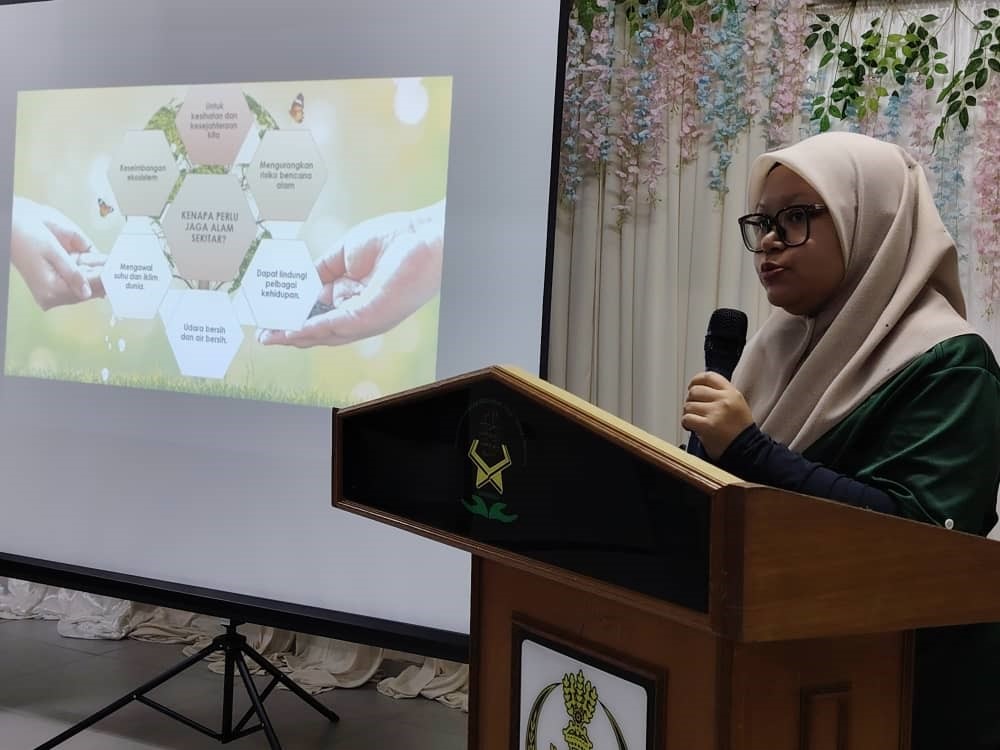 Puan Najihah delivering an informative talk on renewable energy