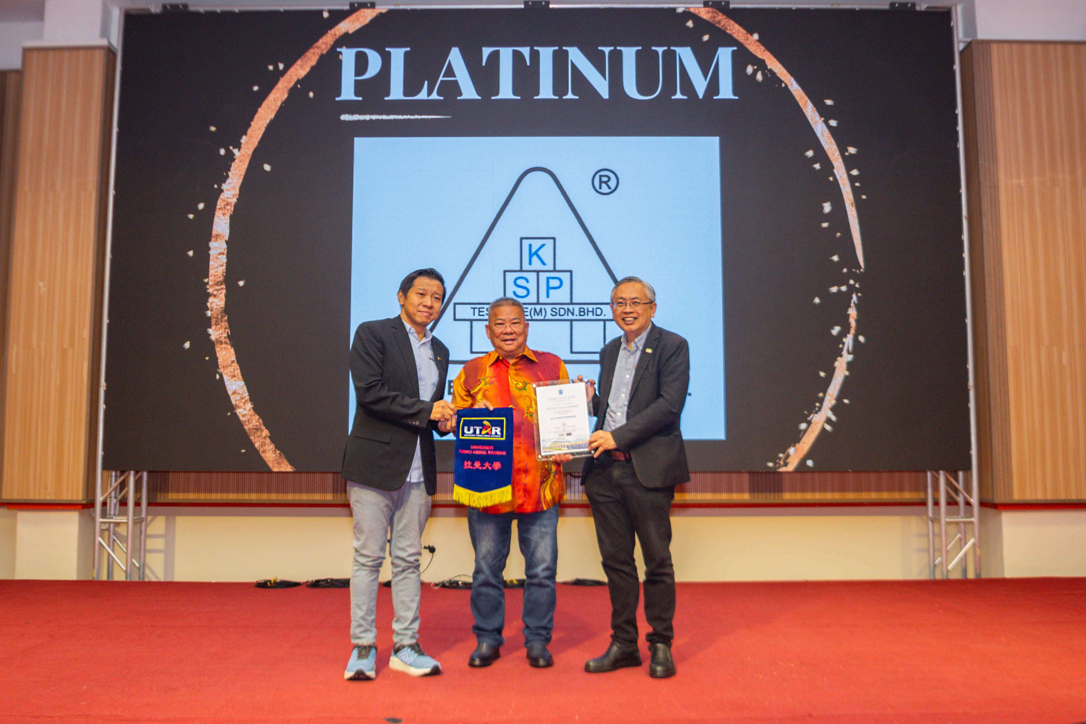Souvenir presentation to Platinum Sponsor KSP Test Pile (M) Sdn Bhd (from Left): LKC FES Dean Prof Ts Dr Yap Wun She, KSP Test Pile (M) Sdn Bhd Managing Director Mr Tan Kee Seng, and Prof Dato’ Ewe